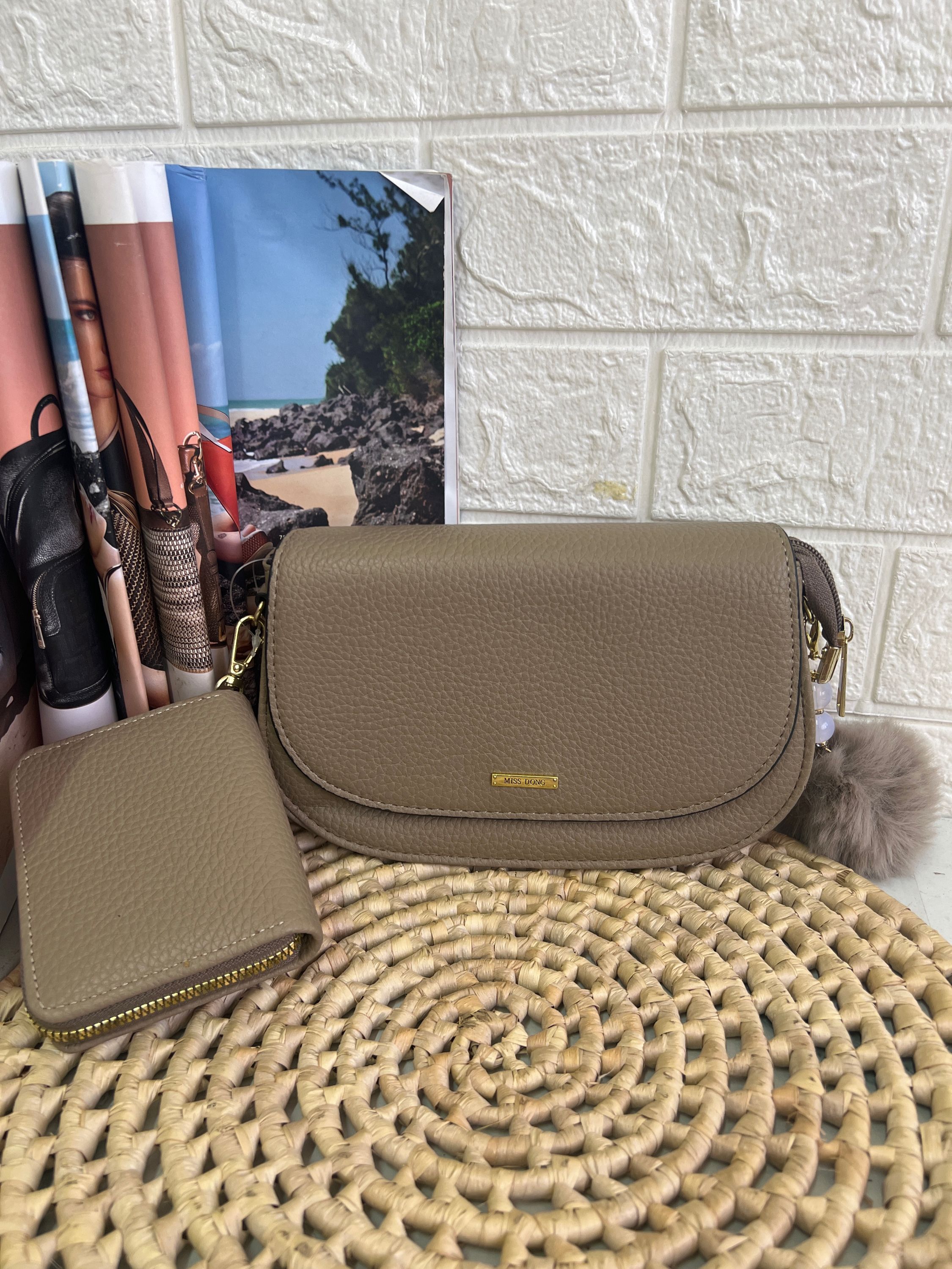 Bolsa pequena cabe celular com carteira e pompom DB-1192 - Fianne