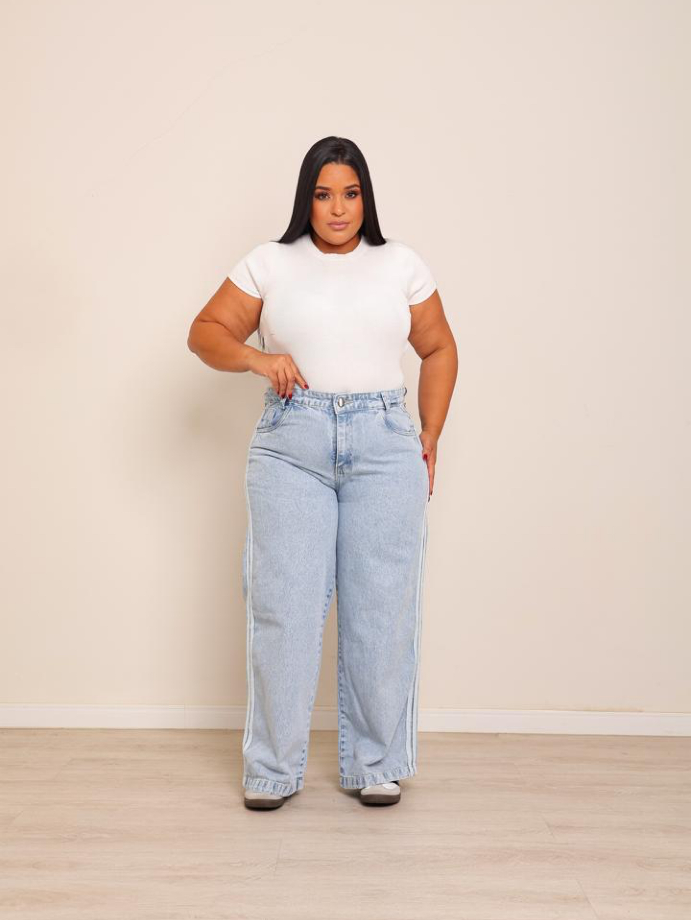 Calça wide leg plus size com linhas brancas dos lados - Jeans Brás