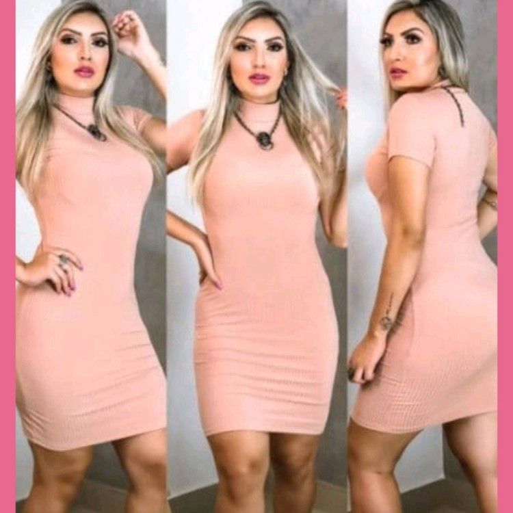 Vestido canelado gola alta