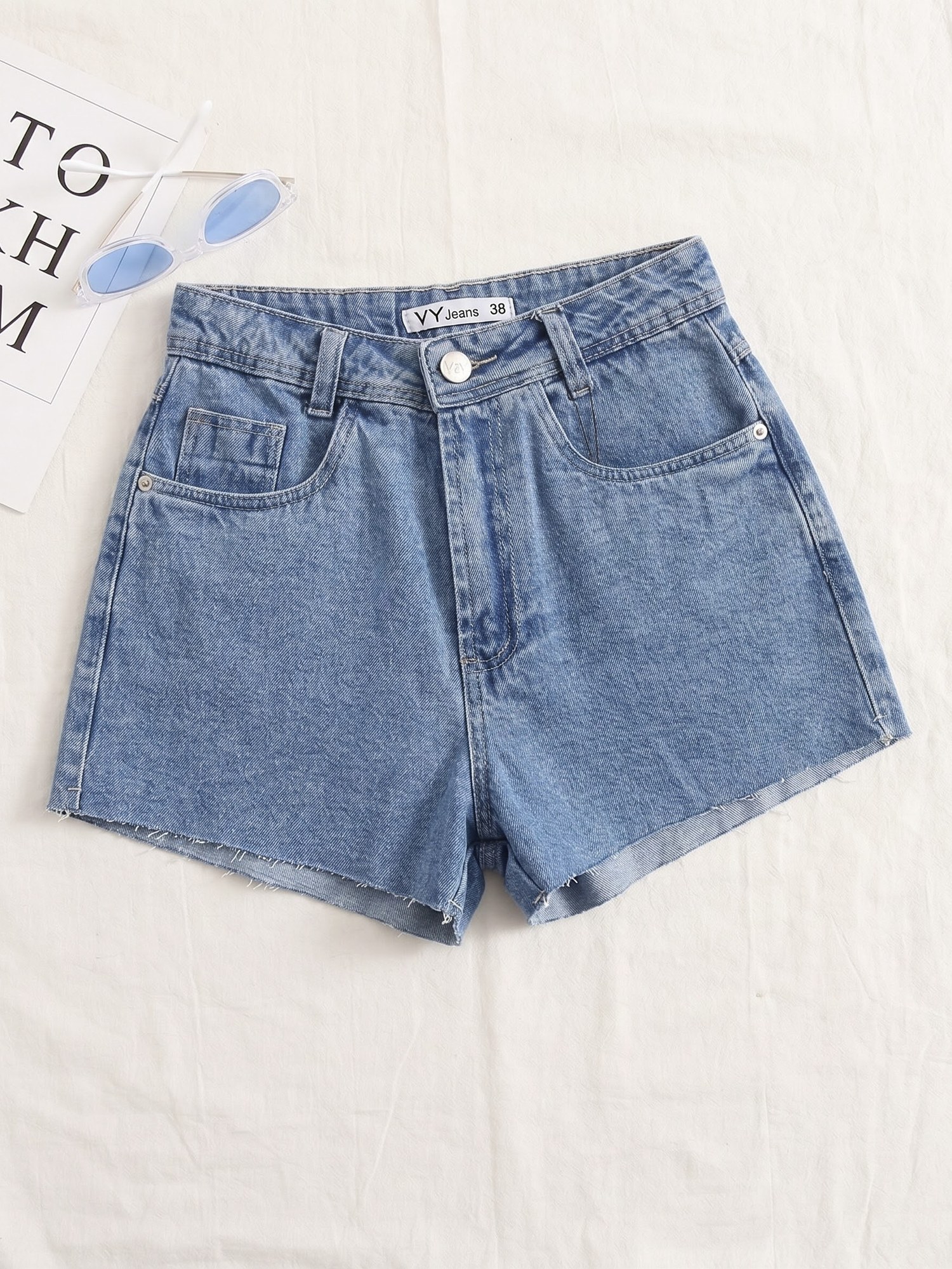 Short Jeans Feminino Mom Cintura Alta Conchas Bordadas no Bo