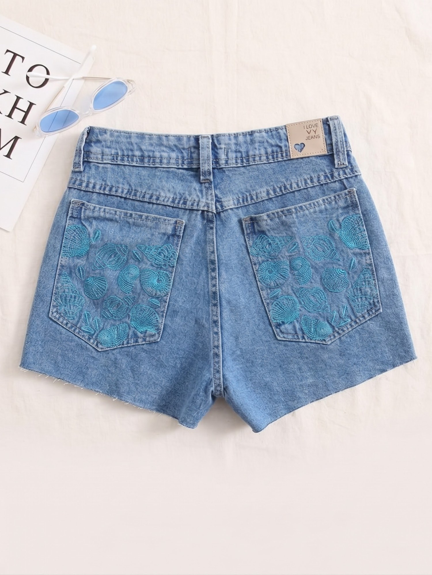 Short Jeans Feminino Mom Cintura Alta Conchas Bordadas no Bo