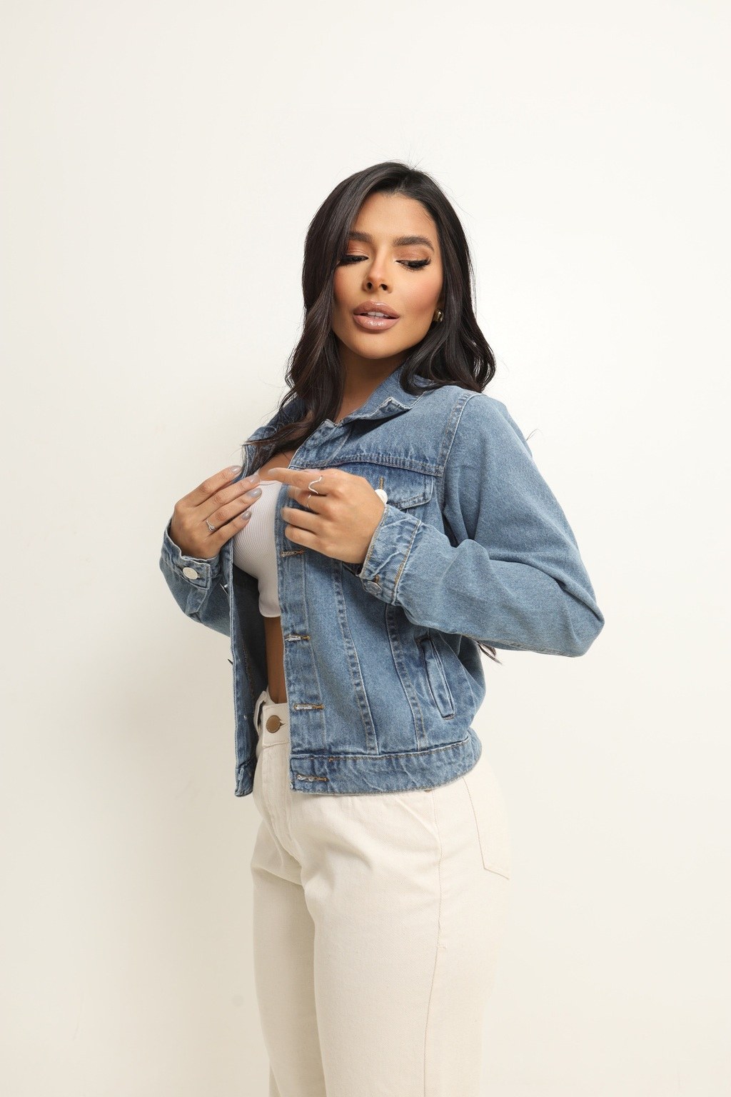 Jaqueta Jeans Feminina Bolso Fake Botões Prata Lavagem Média