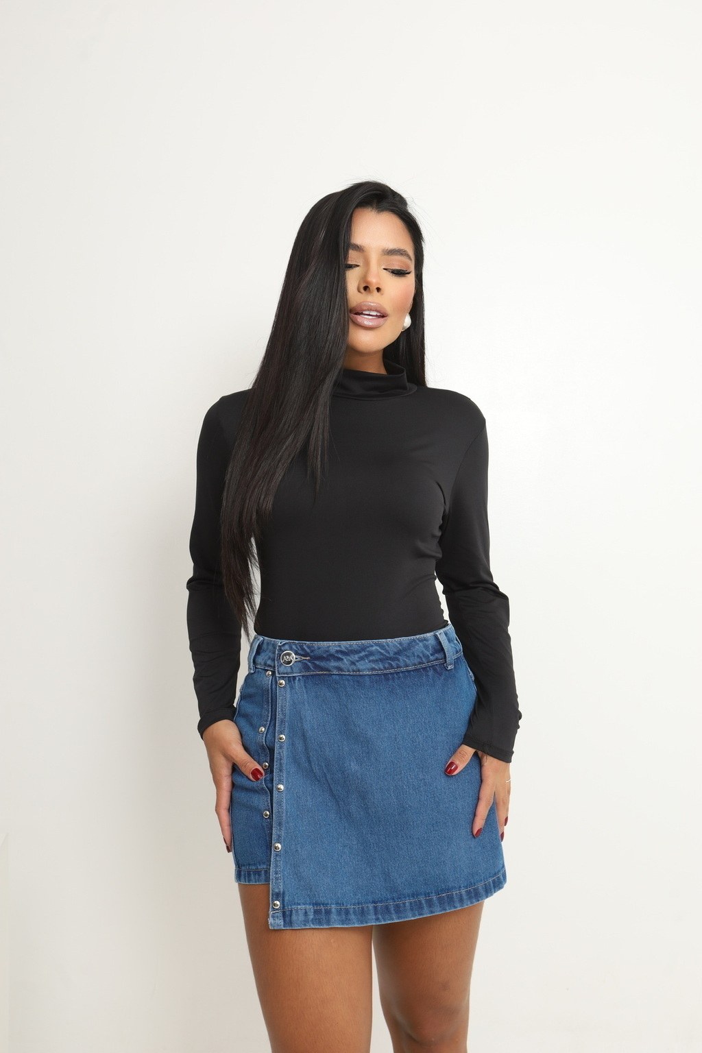 Short Saia Jeans Feminino Com Botões e Detalhes Prata
