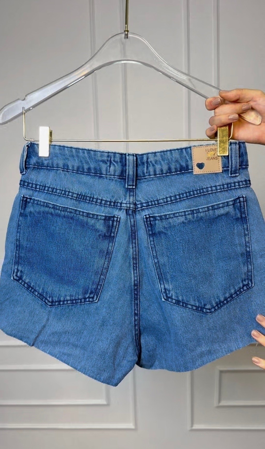 Short Jeans Feminino com Aplique Flor de Tricô com Bolso