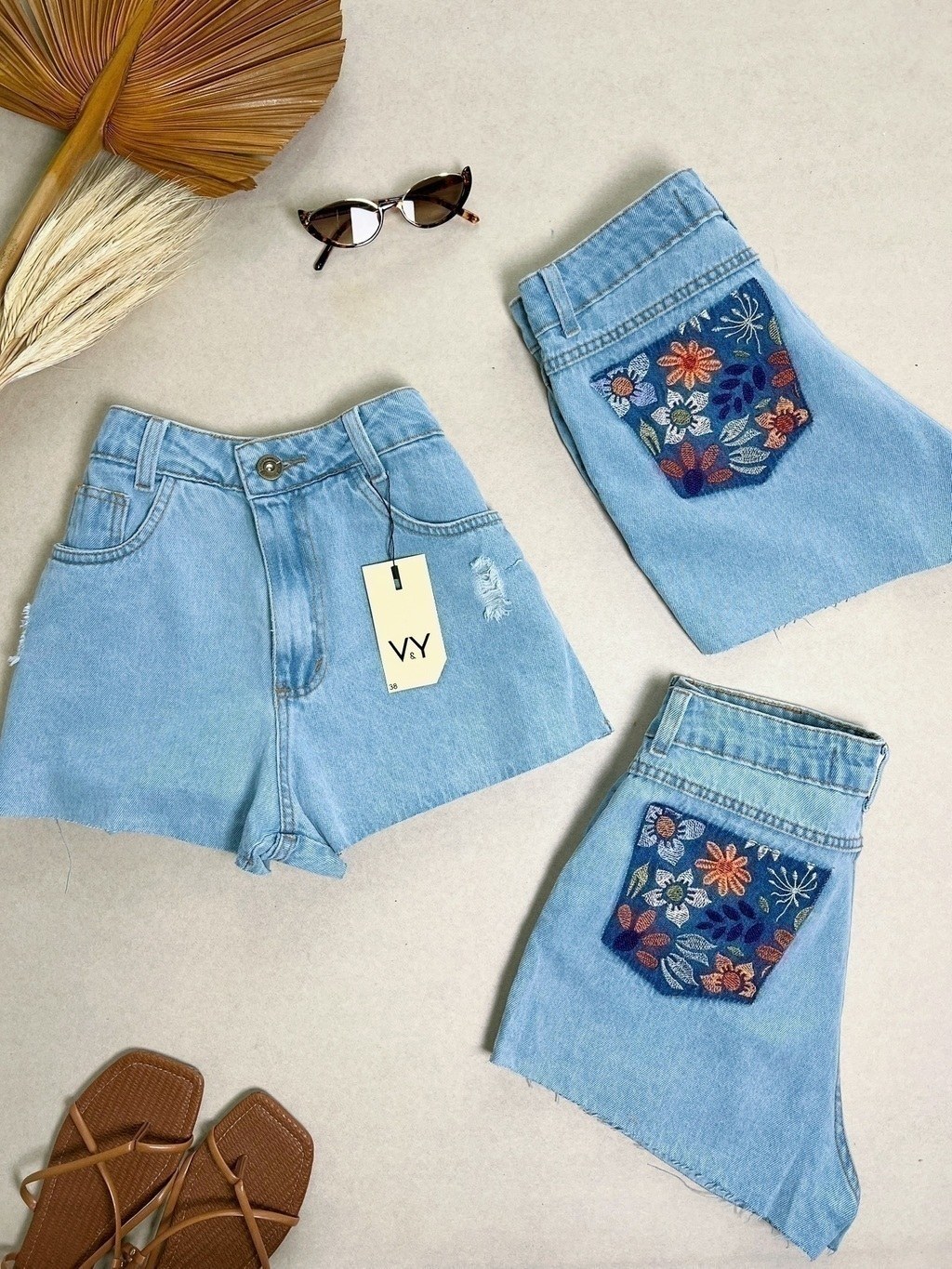 Short Jeans Feminino Bordado Flores Jardim Colorido Bolso Traseiro
