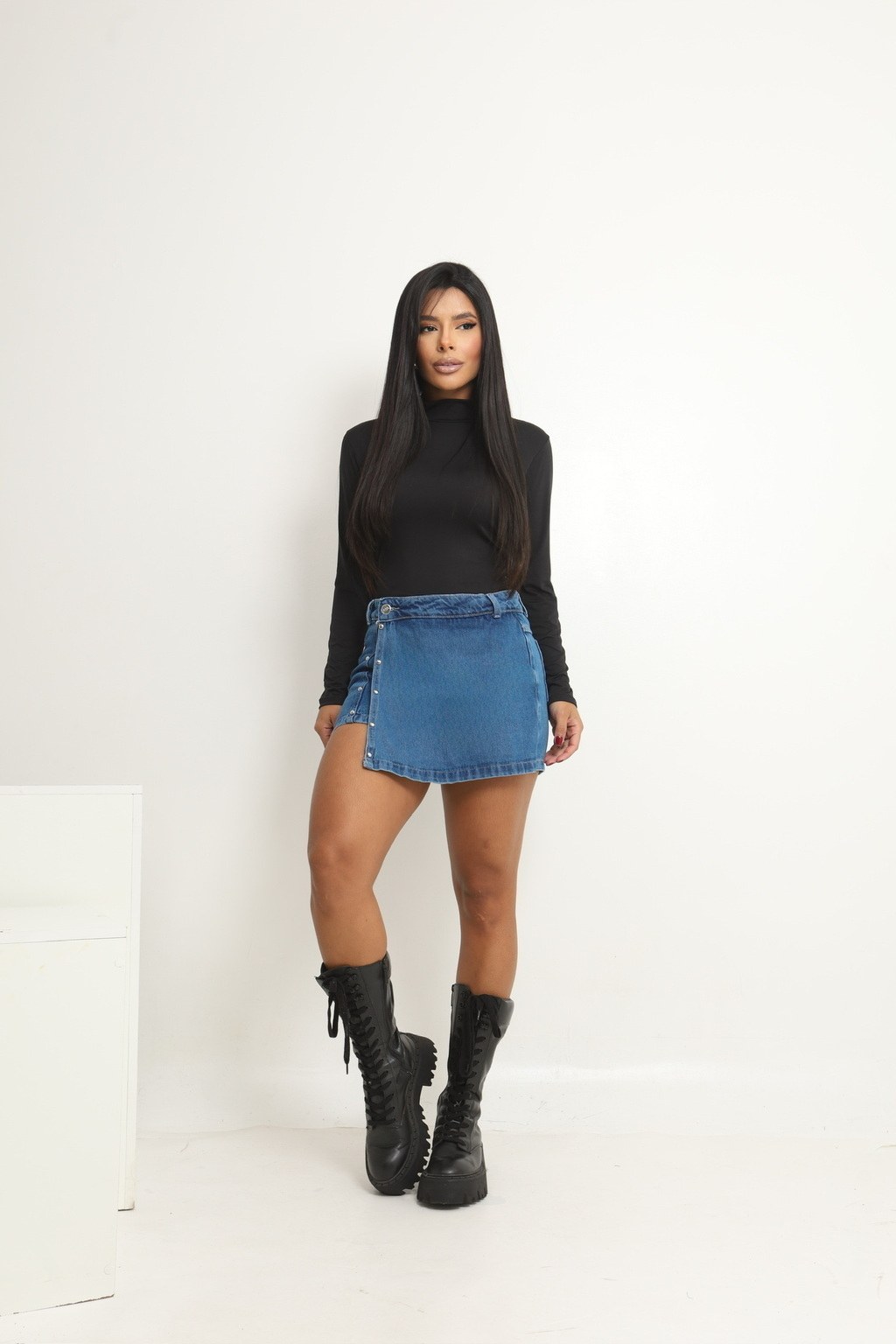Short Saia Jeans Feminino Com Botões e Detalhes Prata
