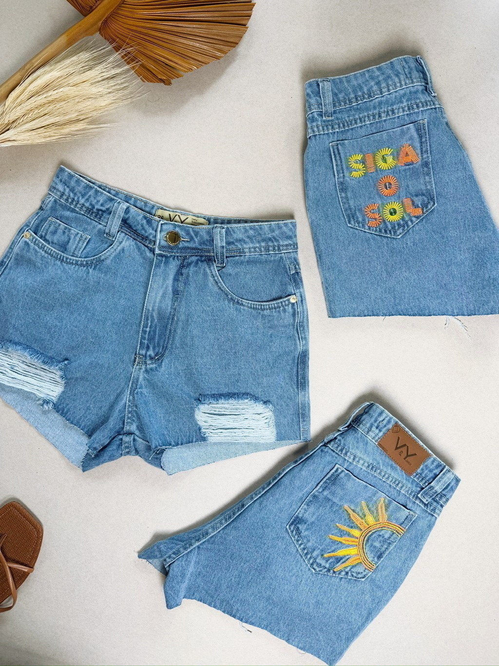Short Jeans Feminino Bordado Bolso Traseiro Siga o Sol Com Bolso