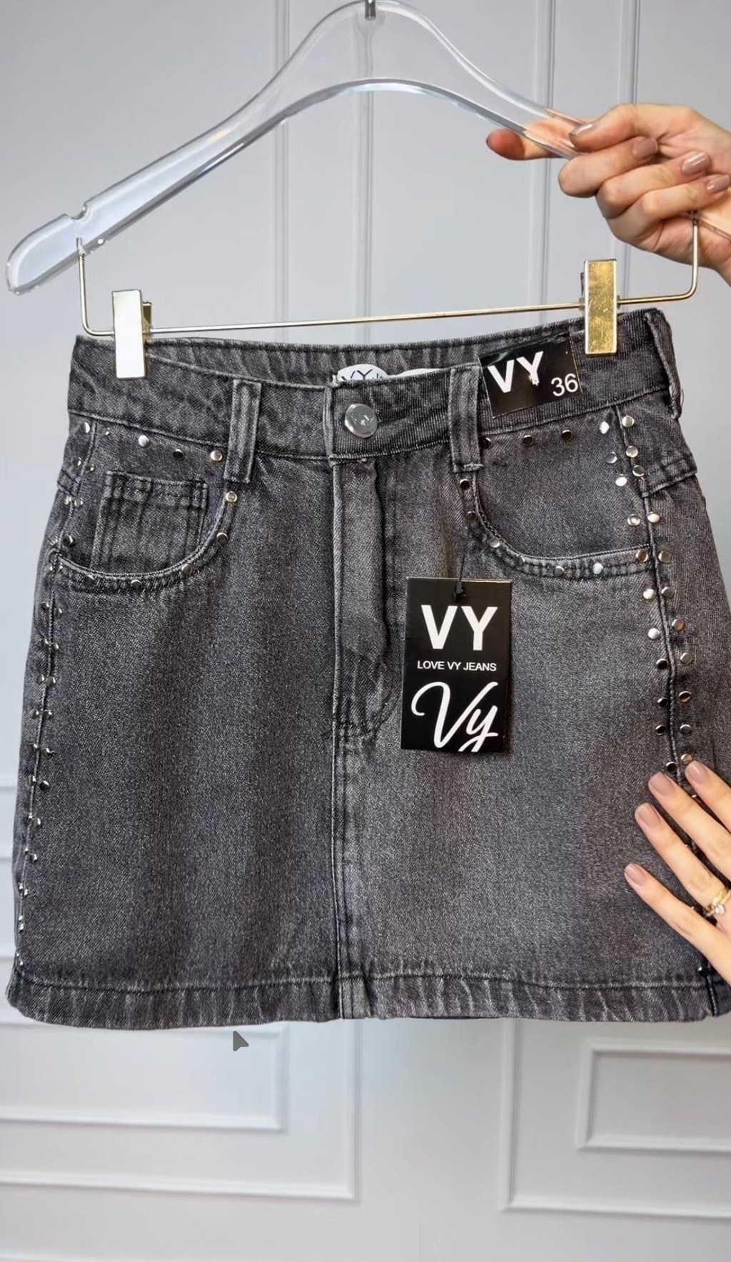 Saia Jeans Feminina Preta Aplique Tachinhas com Bolso