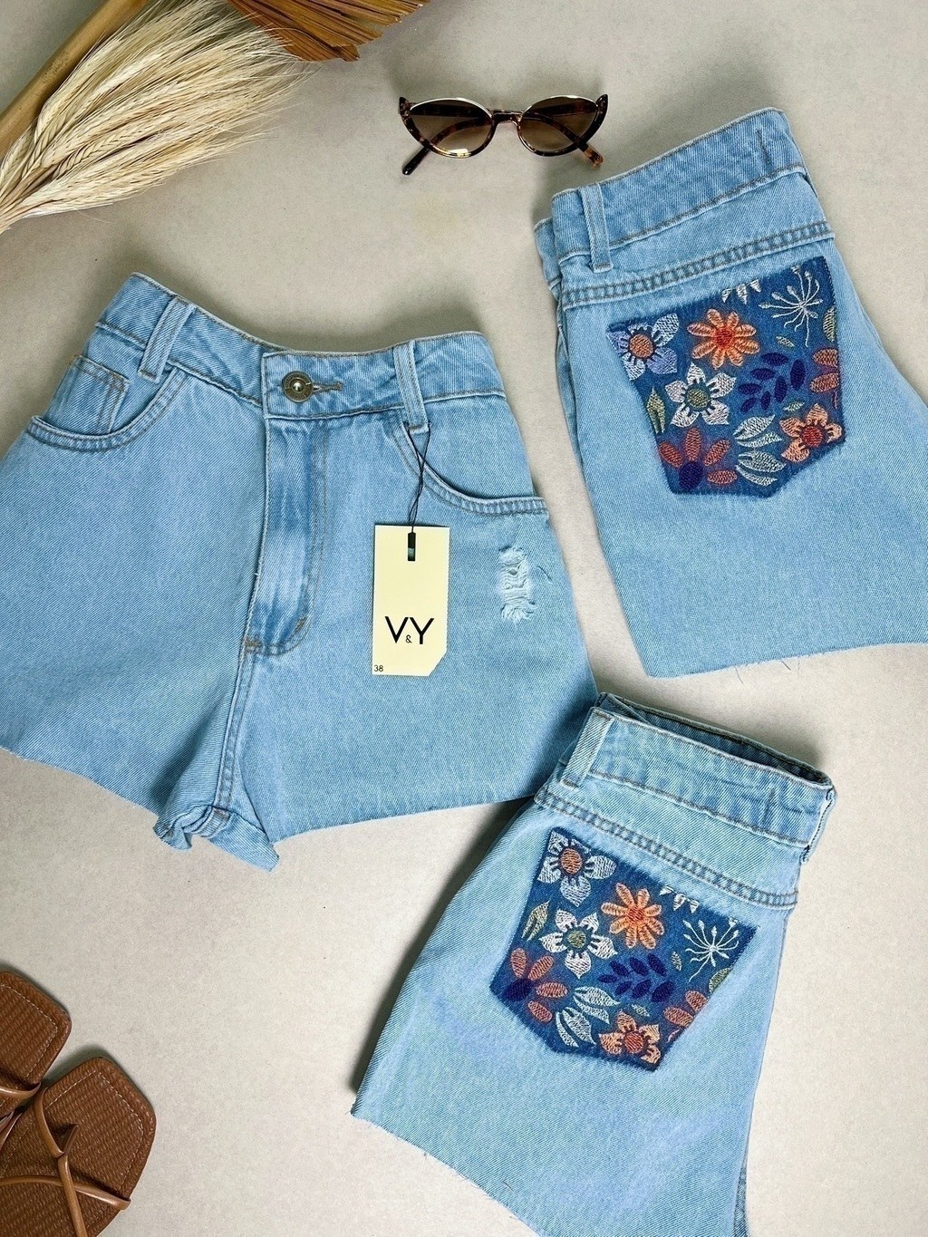 Short Jeans Feminino Bordado Flores Jardim Colorido Bolso Traseiro
