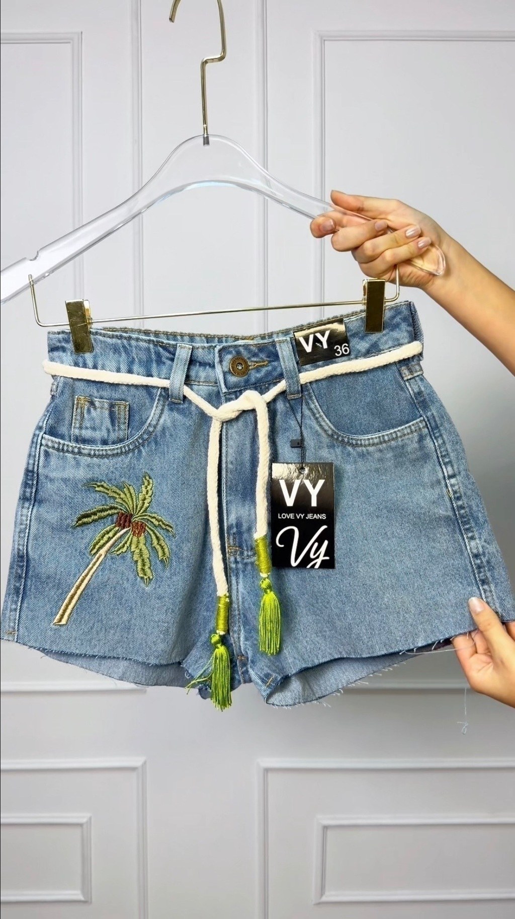 Short Jeans Feminino Bordado Coqueiro Verde com Cinto de Cordinha Com Bolso