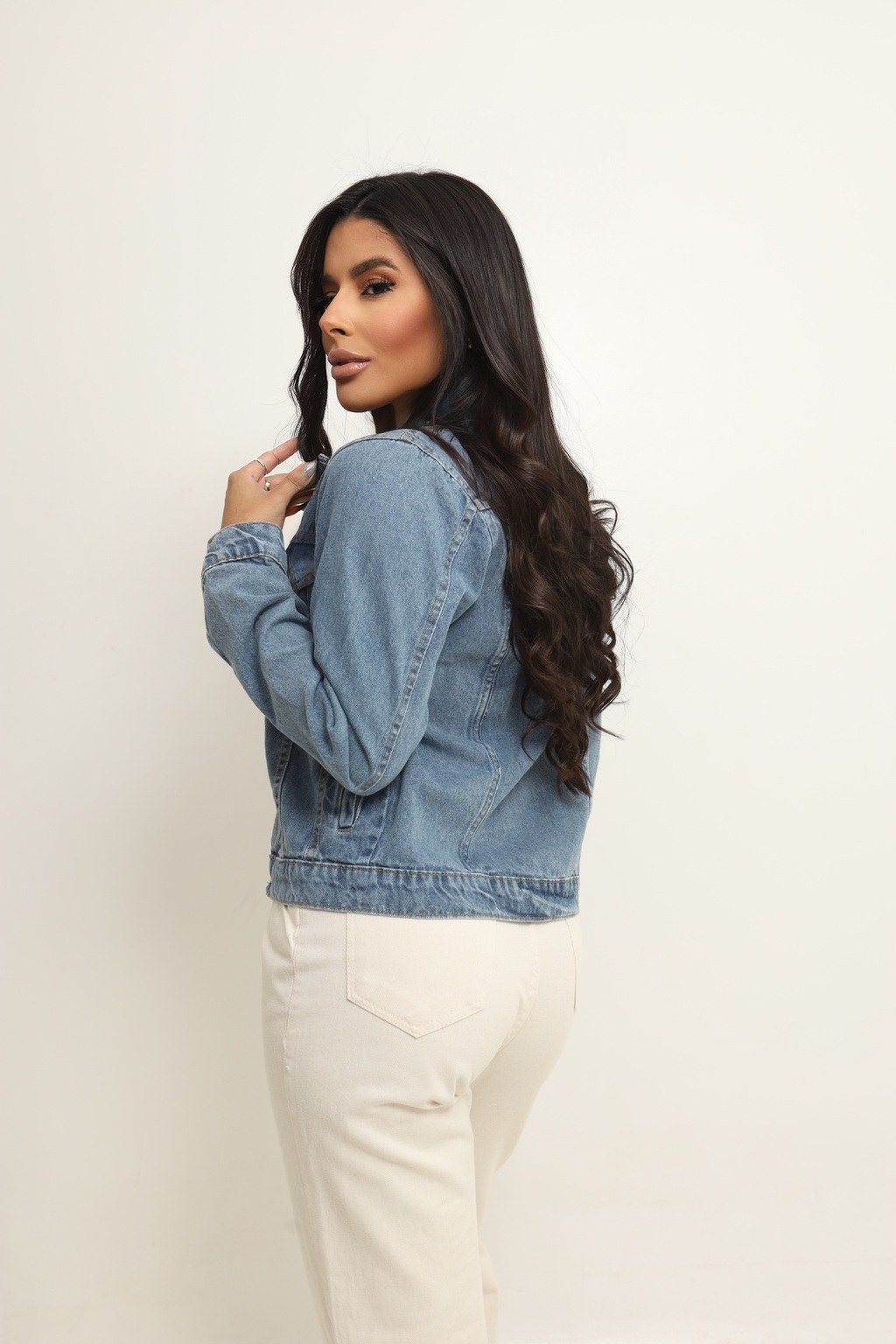 Jaqueta Jeans Feminina Bolso Fake Botões Prata Lavagem Média