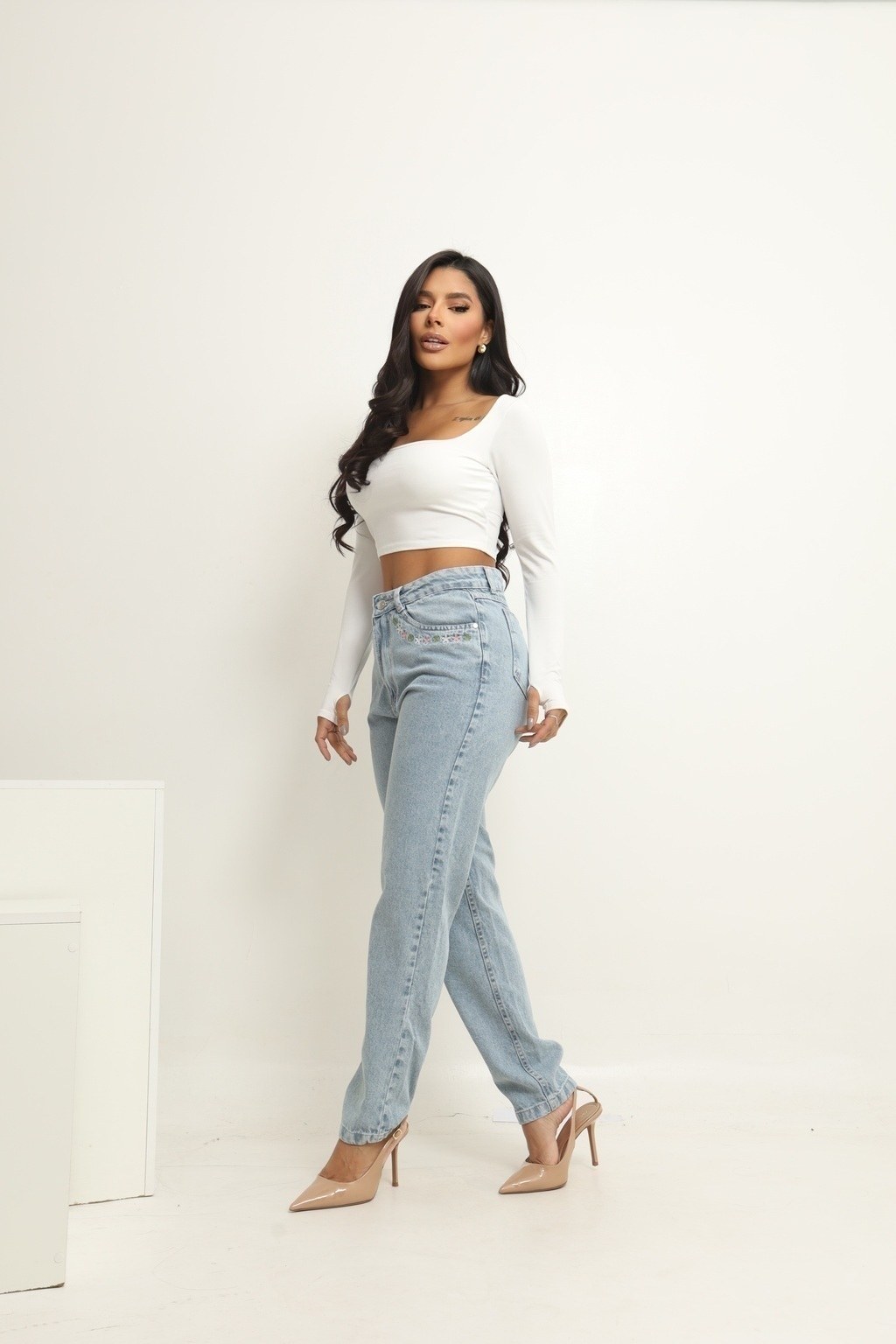 Calça Jeans Feminina Mom Flores no Bolso
