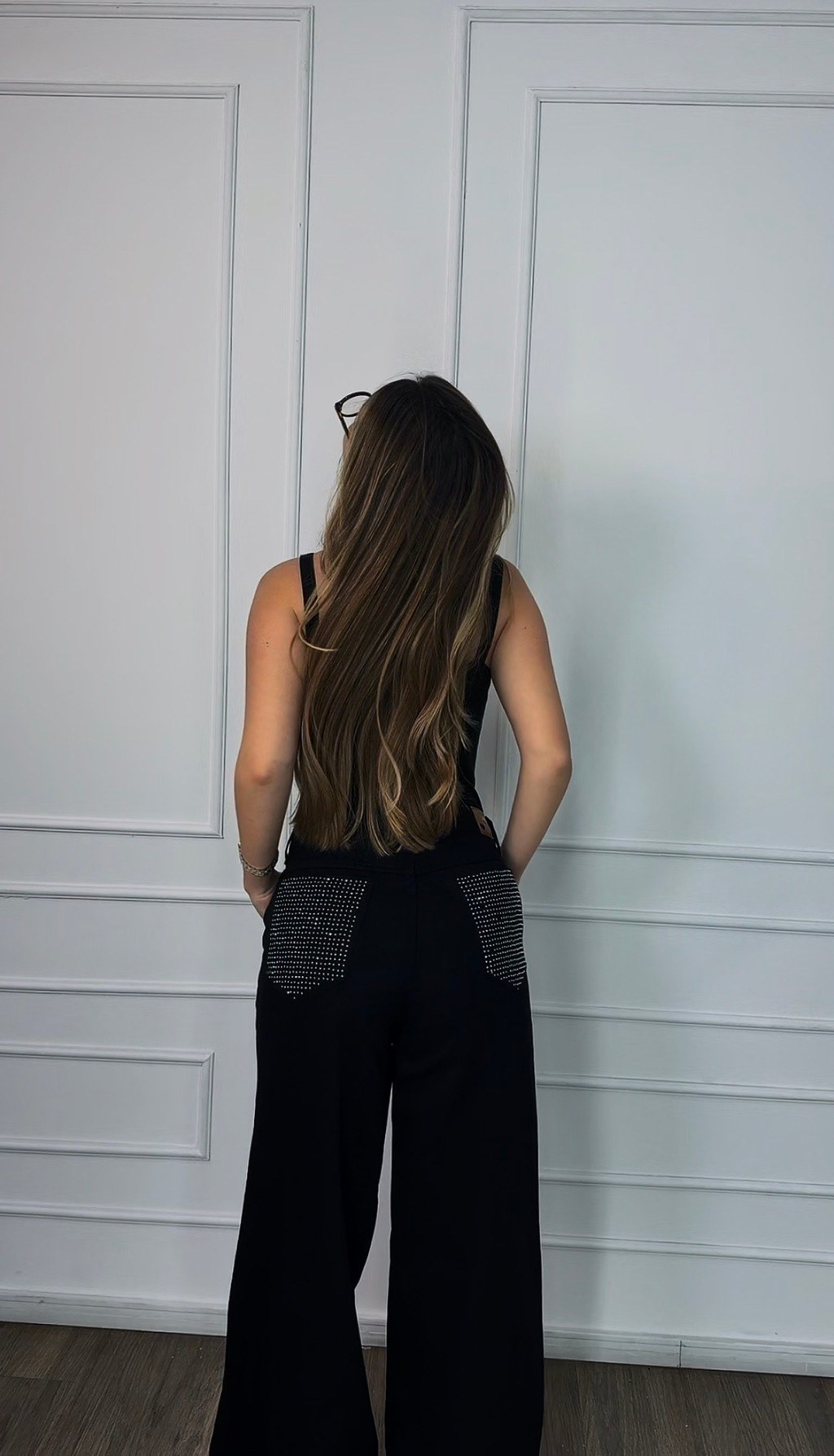 Calça Jeans Feminina Wide Leg Preta Brilho no Bolso Traseiro