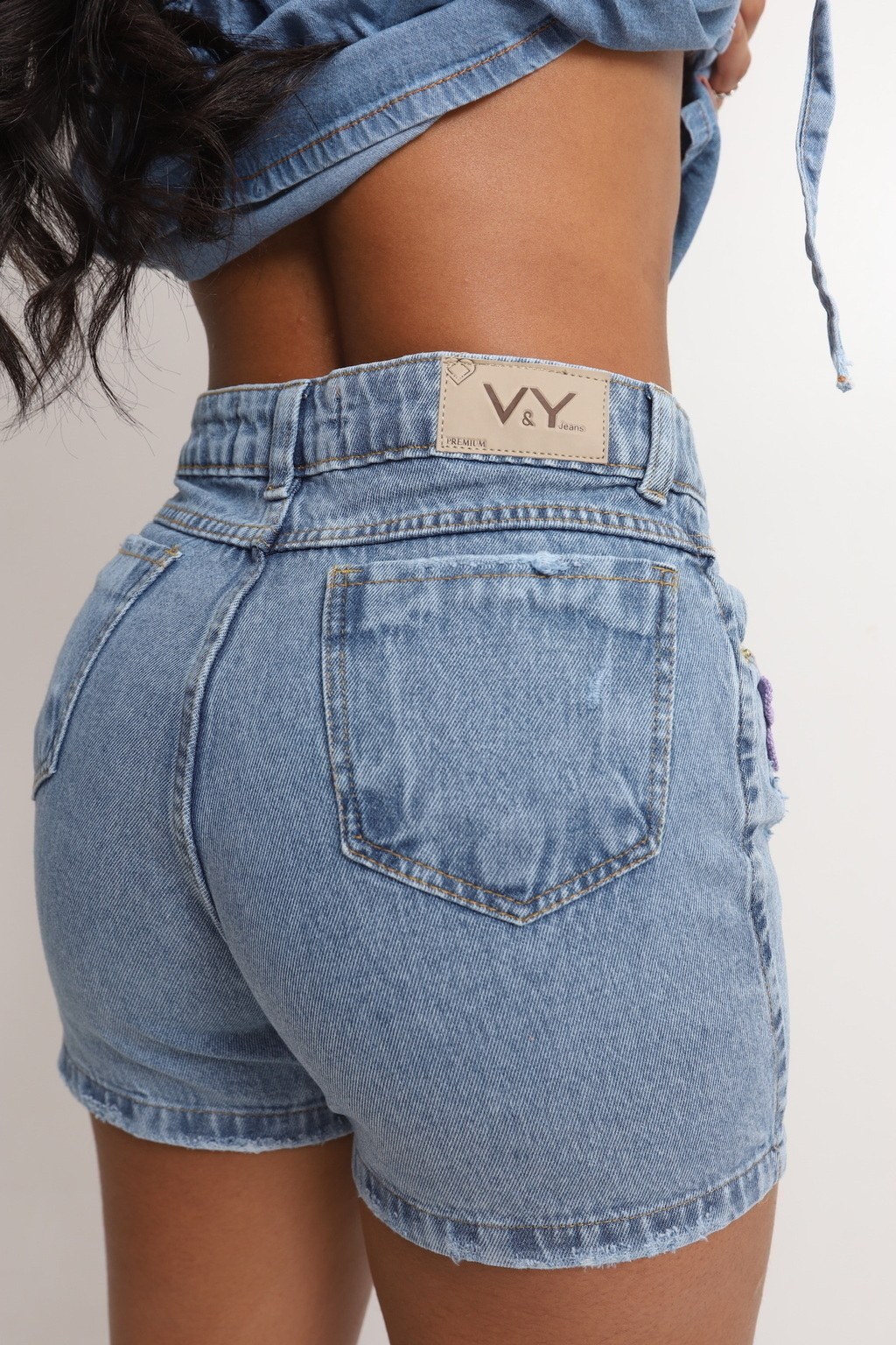 Short Jeans Feminino Flor Lilás Com Bigode Com Bolso Melhor Qualidade