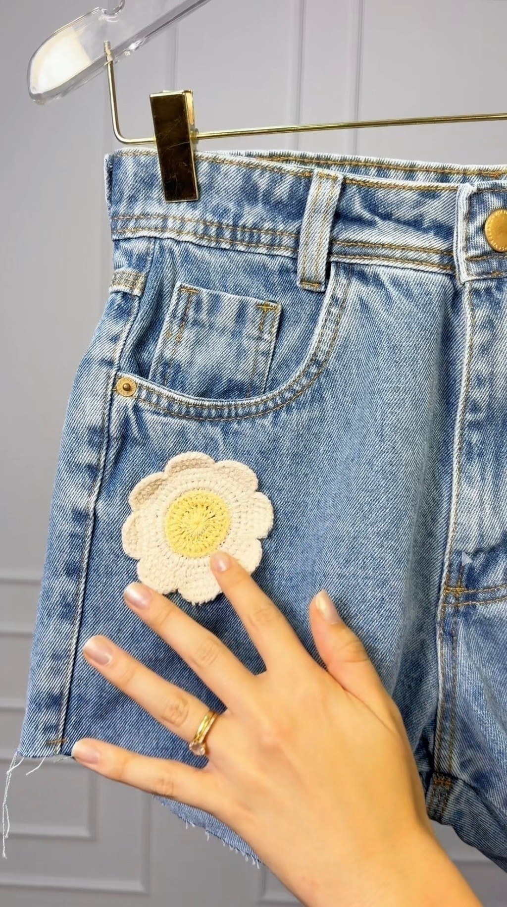 Short Jeans Feminino Duas Flores Bordadas Amarelas Com Bolso