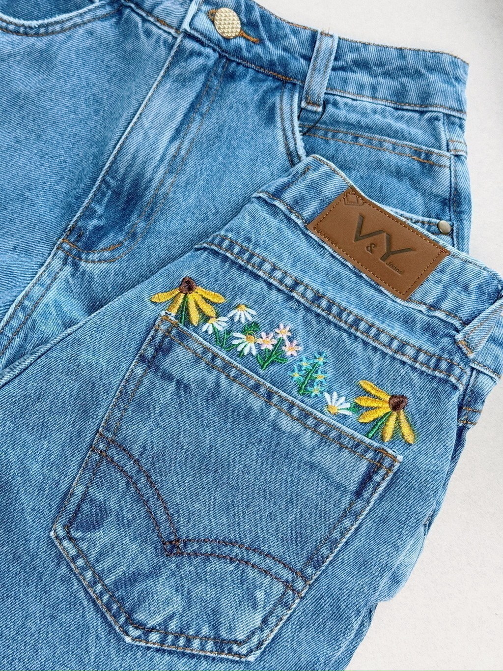 Short Jeans Feminino Bordado Jardim Flores Em Cima do Bolso Traseiro Com Bolso
