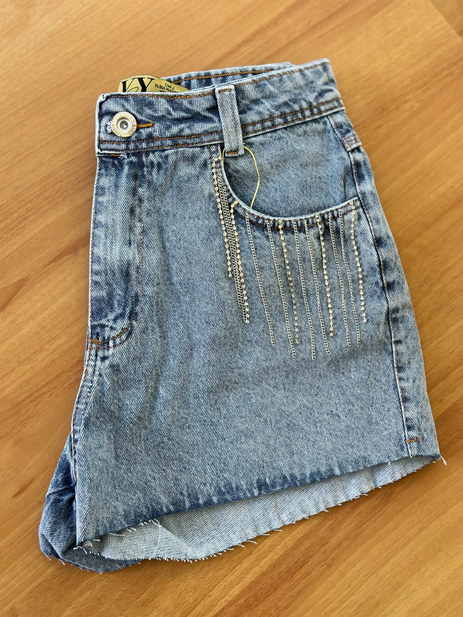 Short Jeans Feminino Correntinha Brilho Luxo Com Bolso Lavagem Média