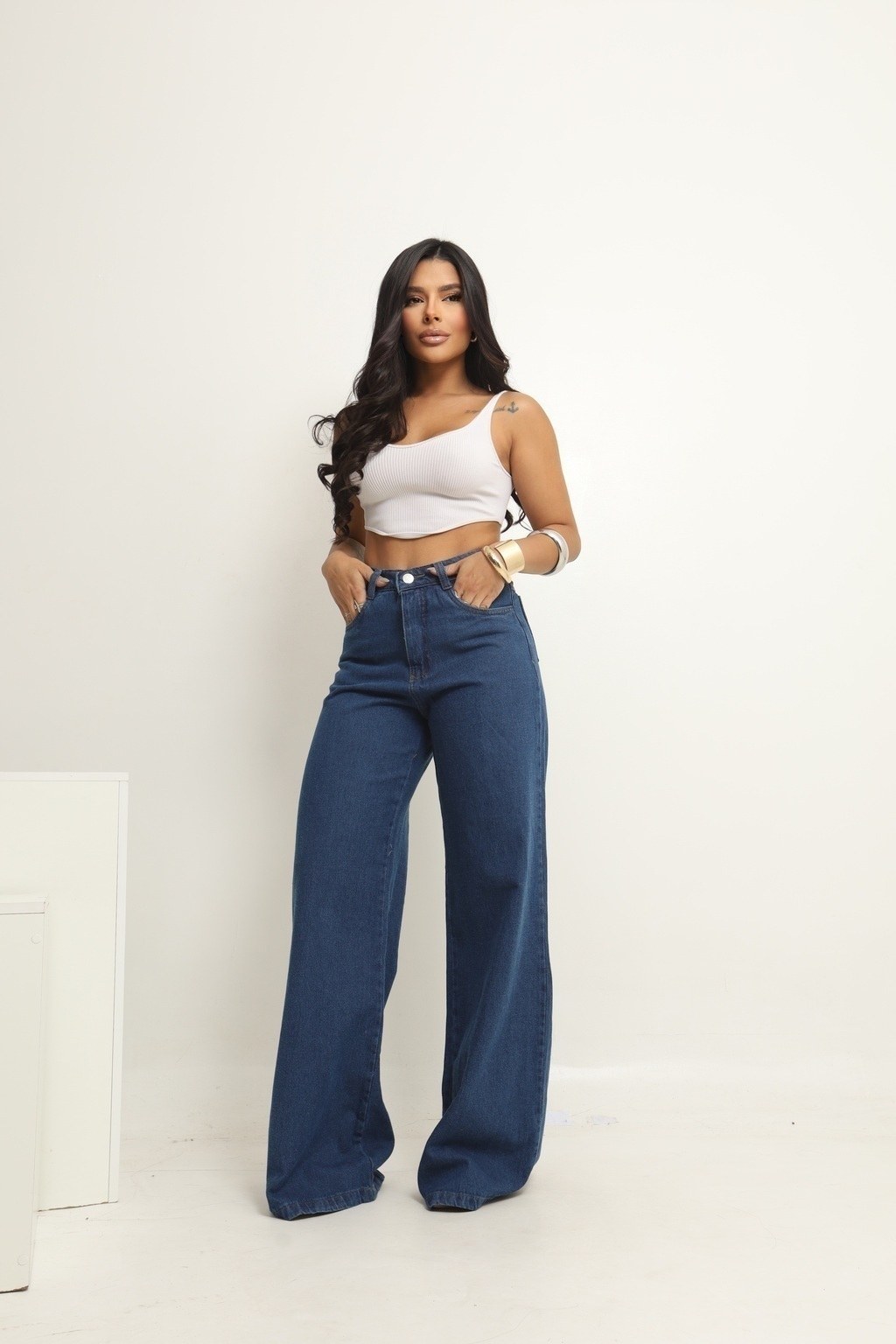Calça Jeans Feminina Wide Leg Pedraria no Bolso Traseiro