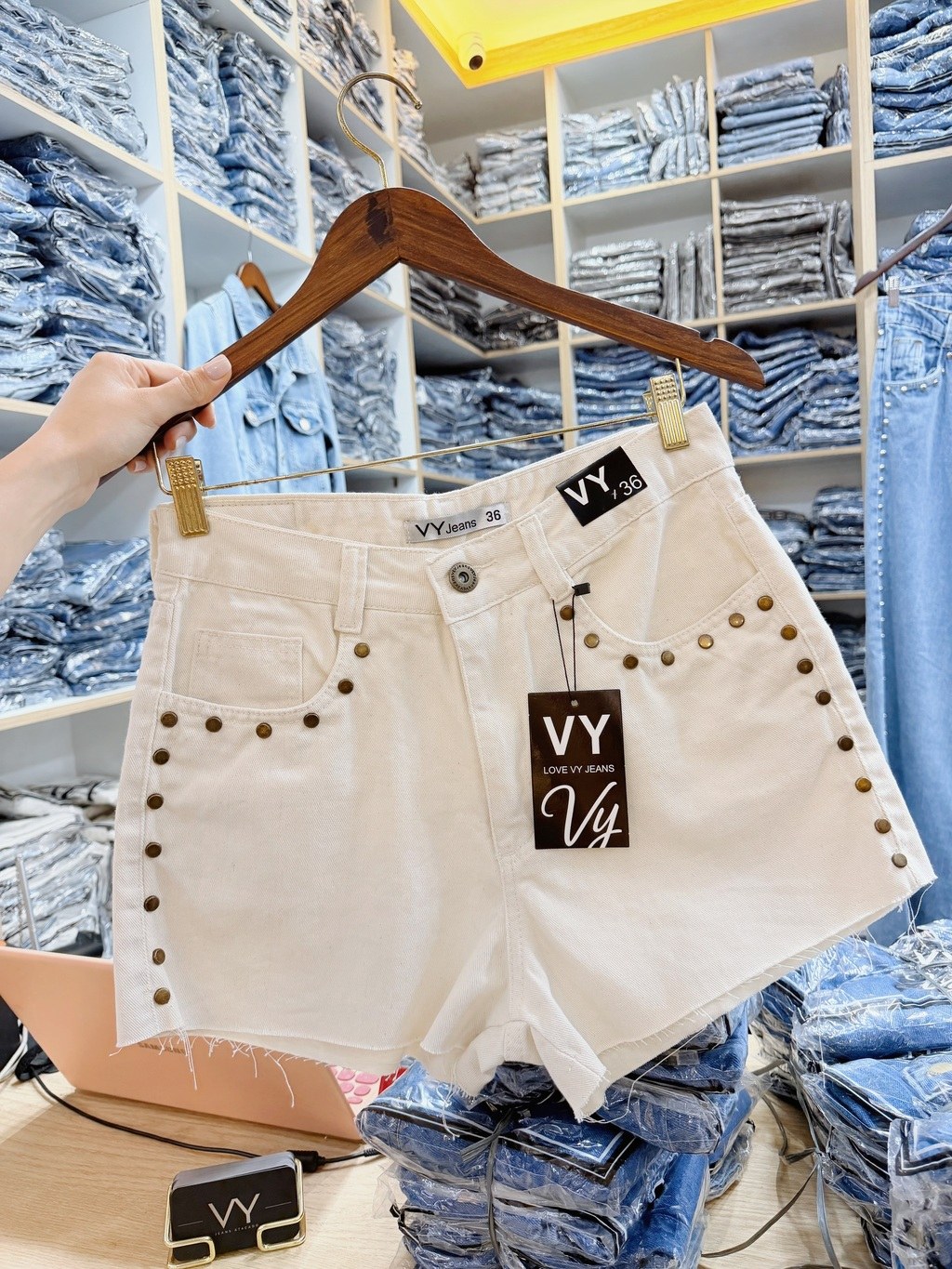 Short Jeans Feminino Bege Pedraria Em volta dos Bolsos