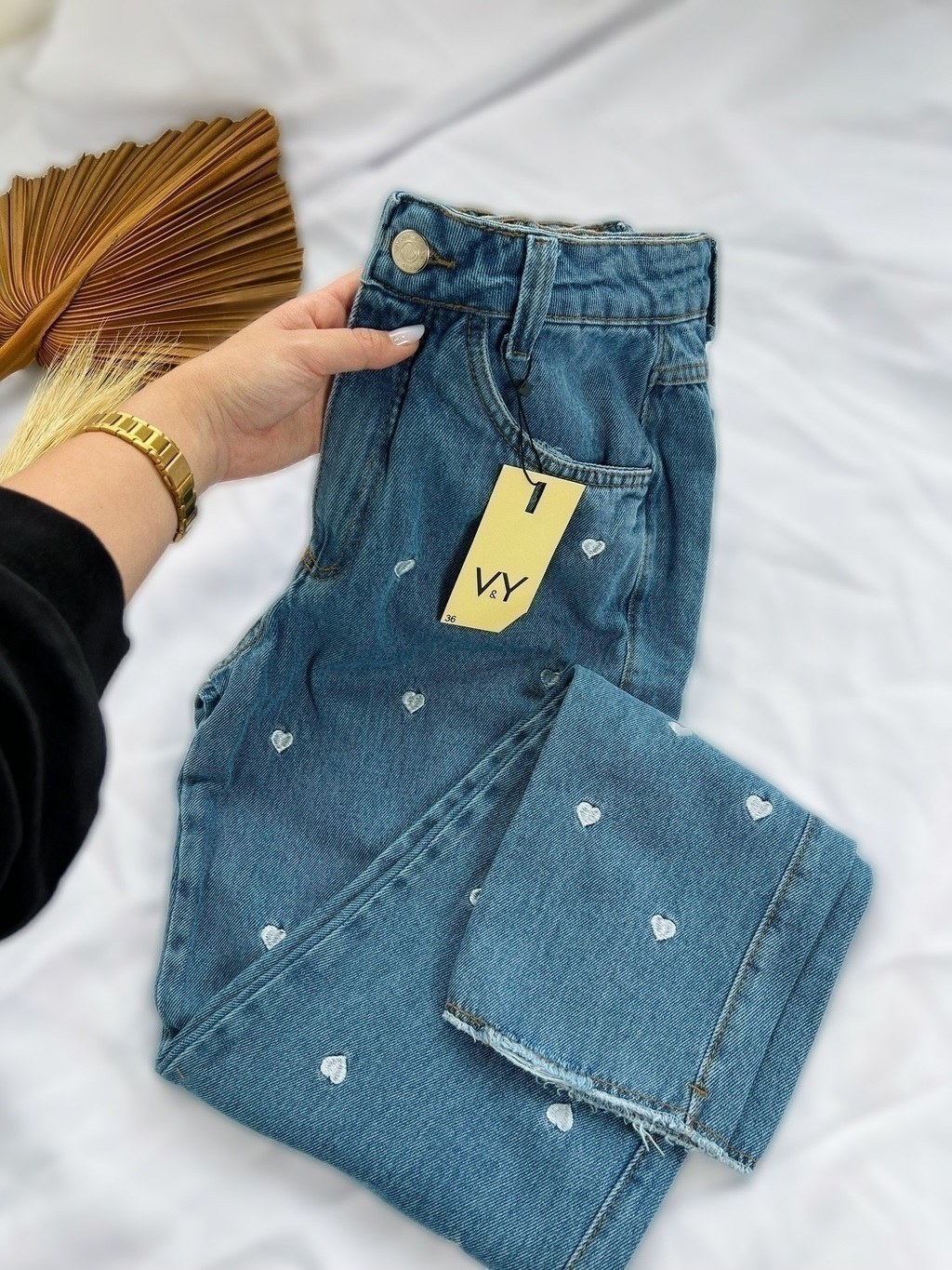 Calça Jeans Feminina Mom Bordado Corações Branco Com Bolso