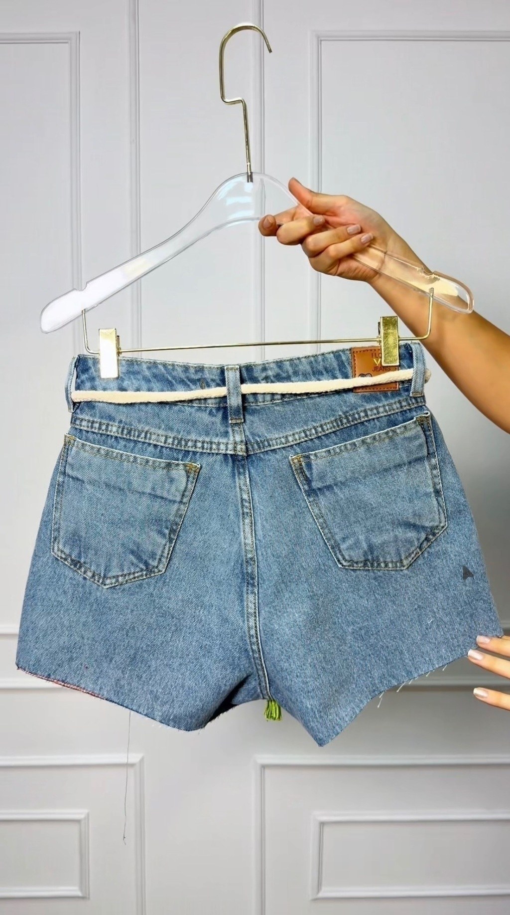 Short Jeans Feminino Bordado Coqueiro Verde com Cinto de Cordinha Com Bolso
