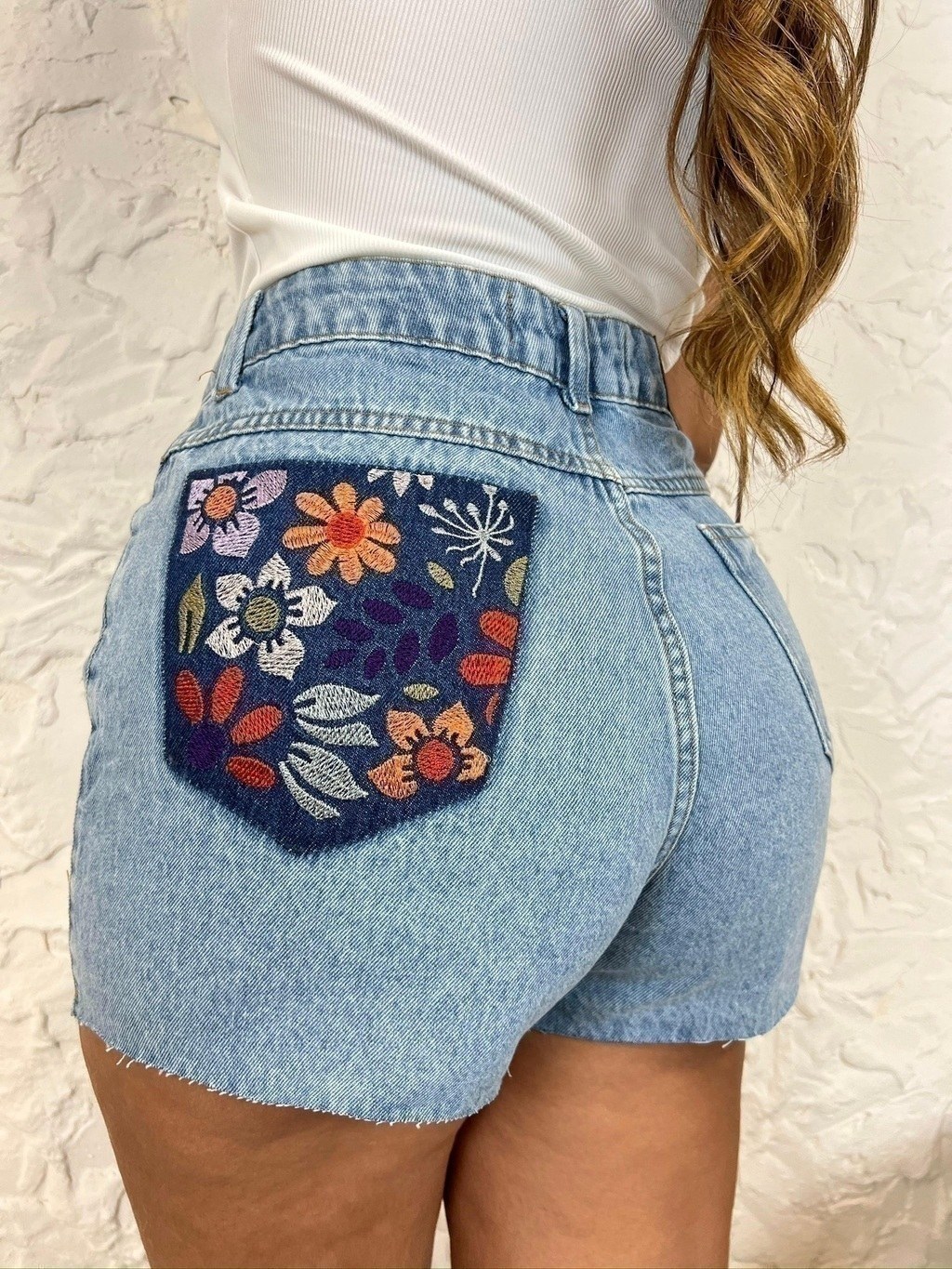 Short Jeans Feminino Bordado Flores Jardim Colorido Bolso Traseiro
