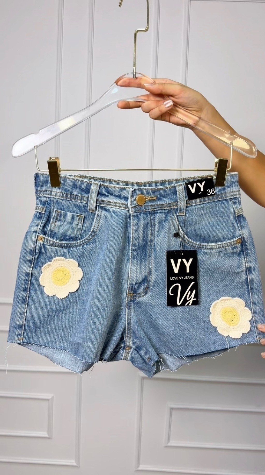 Short Jeans Feminino Duas Flores Bordadas Amarelas Com Bolso