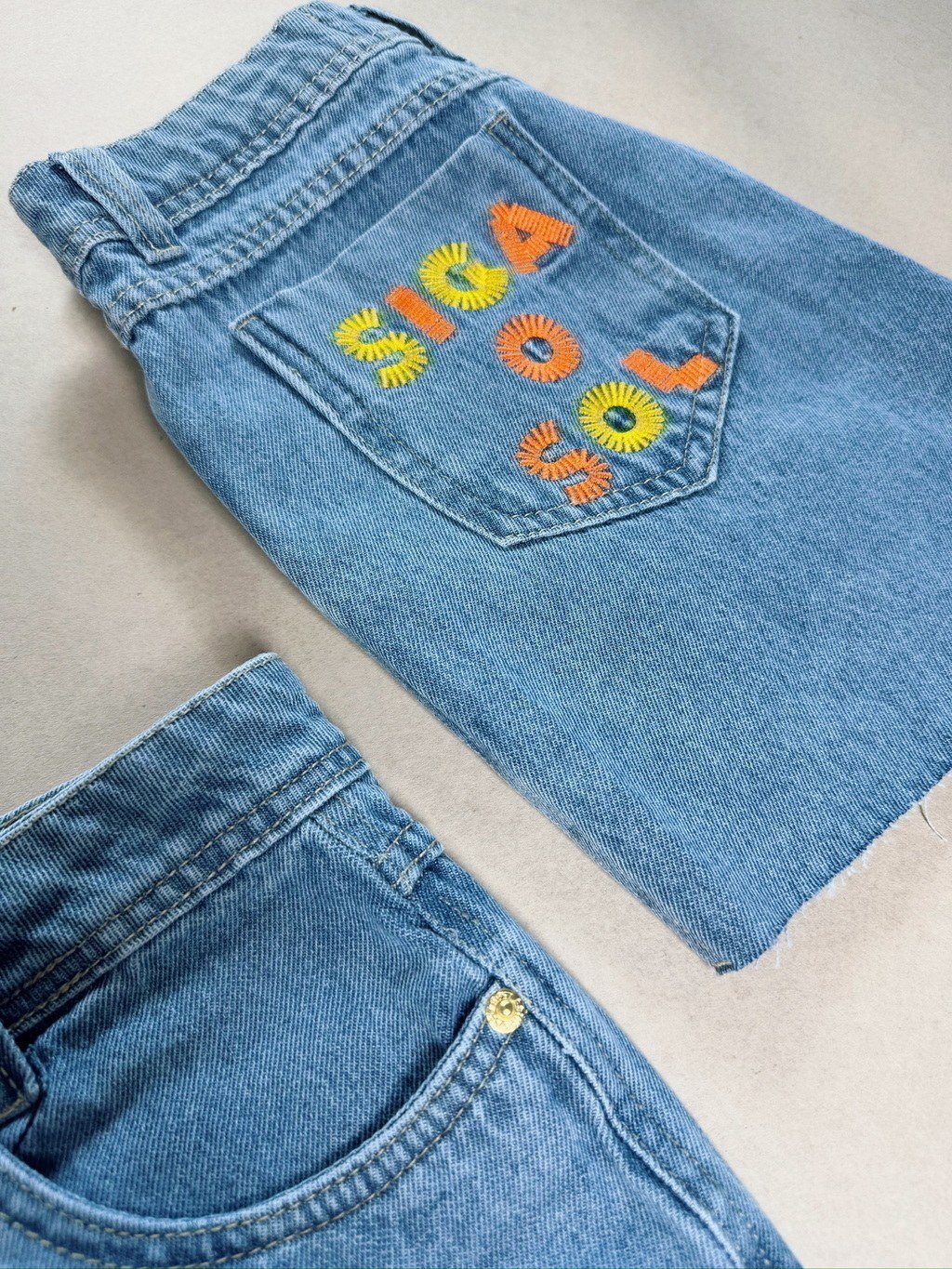Short Jeans Feminino Bordado Bolso Traseiro Siga o Sol Com Bolso