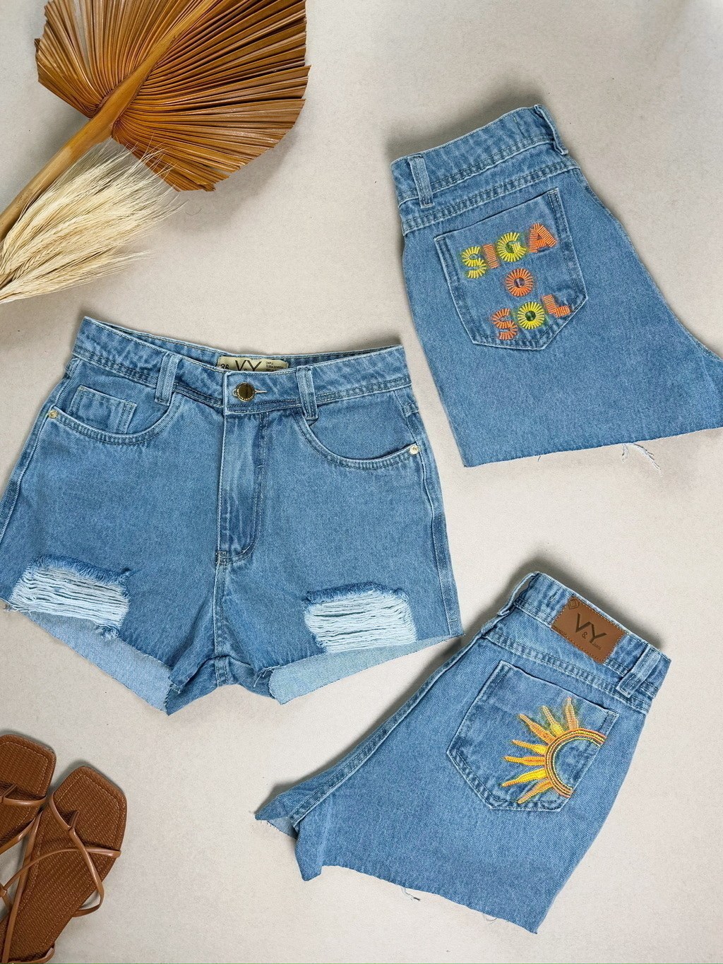 Short Jeans Feminino Bordado Bolso Traseiro Siga o Sol Com Bolso