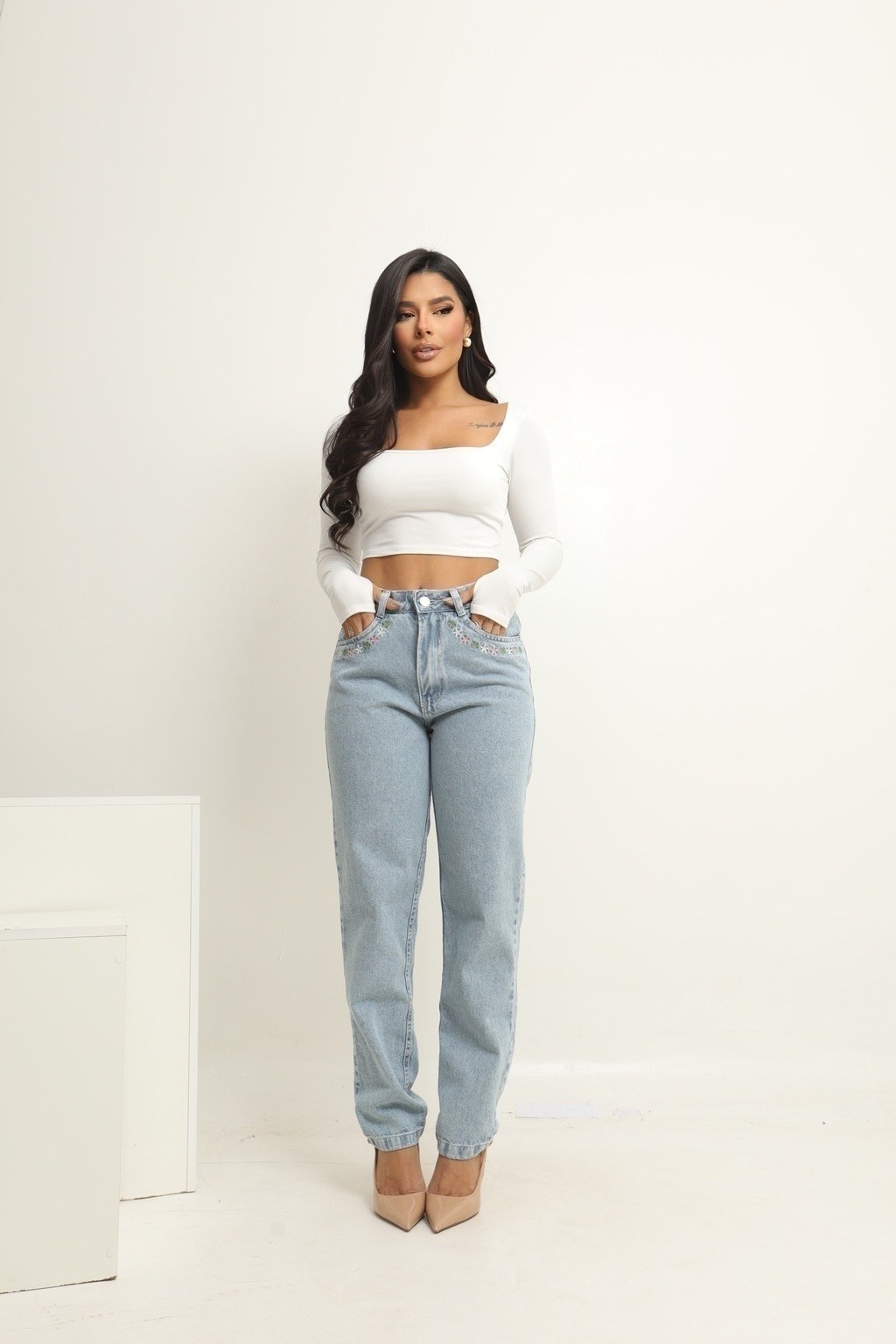 Calça Jeans Feminina Mom Flores no Bolso