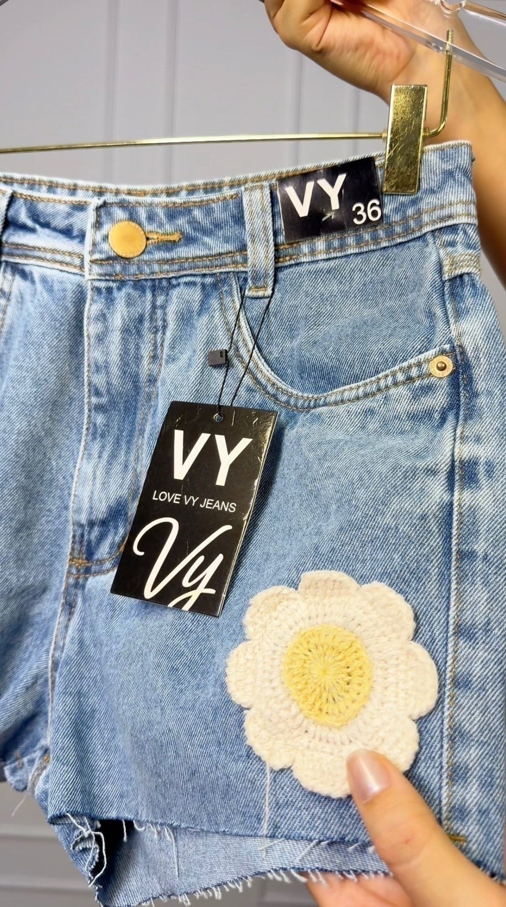 Short Jeans Feminino Duas Flores Bordadas Amarelas Com Bolso