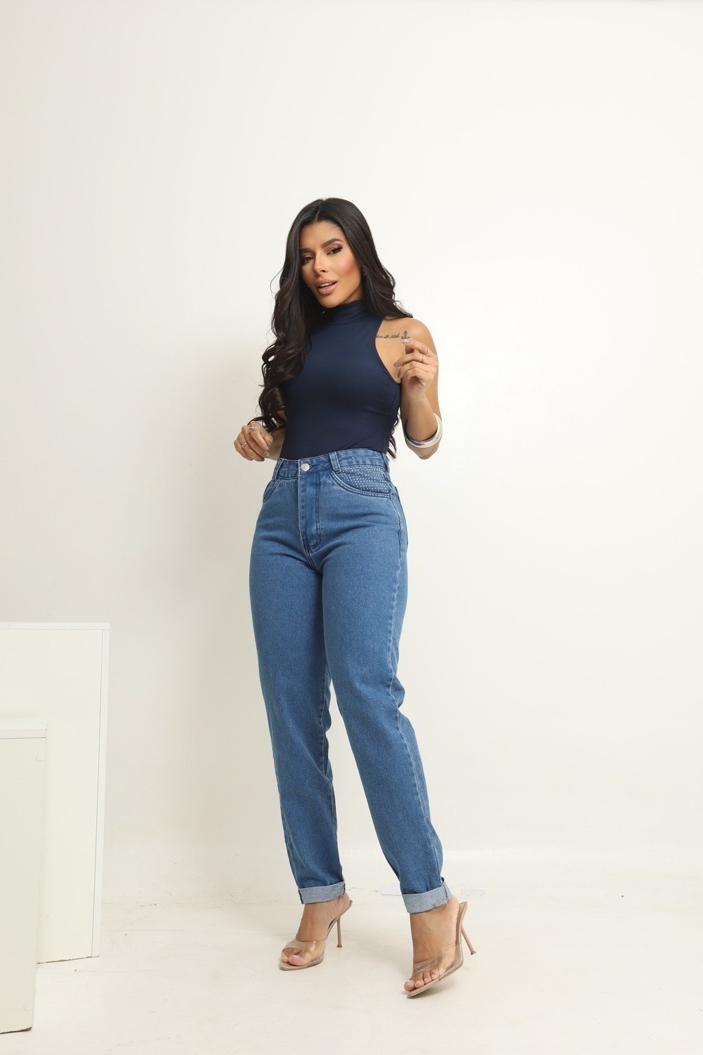 Calça Jeans Feminina Mom Brilho Fundo do Bolso