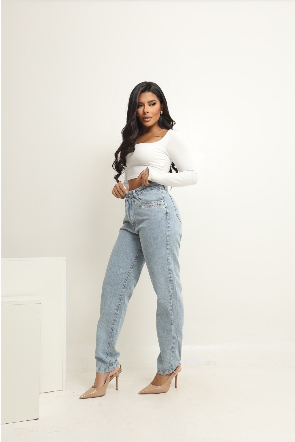 Calça Jeans Feminina Mom Flores no Bolso