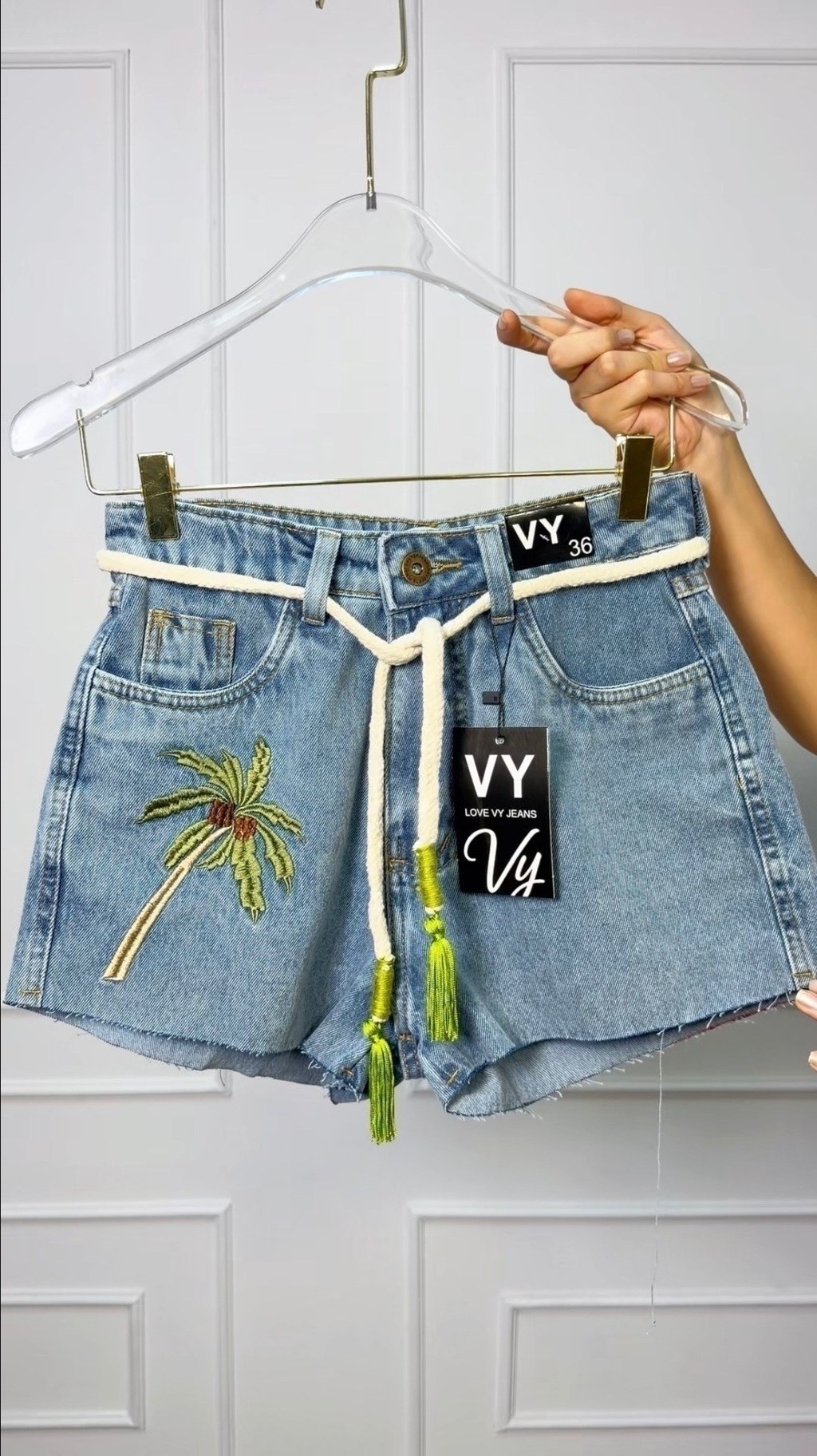 Short Jeans Feminino Bordado Coqueiro Verde com Cinto de Cordinha Com Bolso