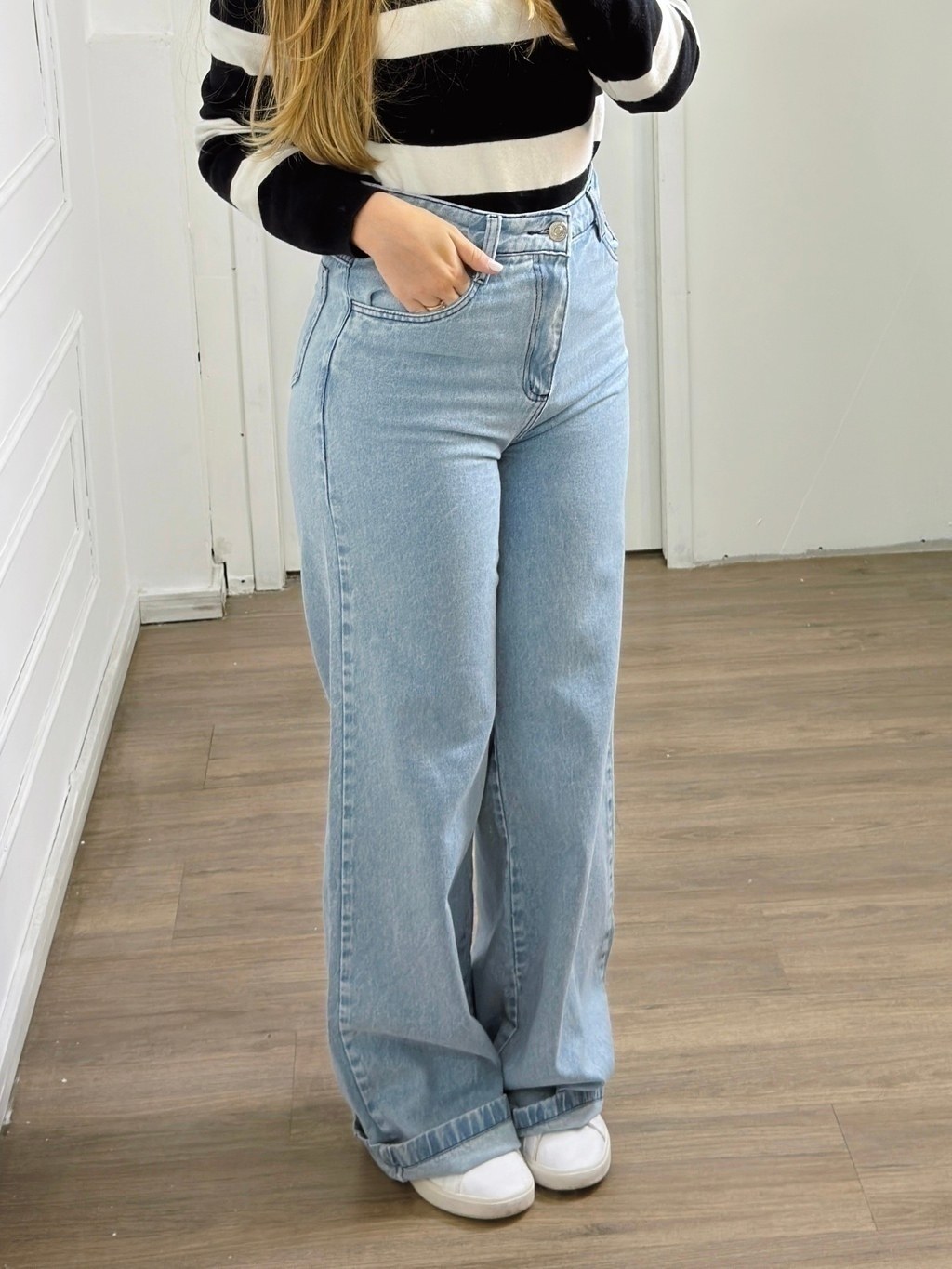 Calça Jeans Feminina Wide Leg Marmorizada Linha Azul Barra Virada