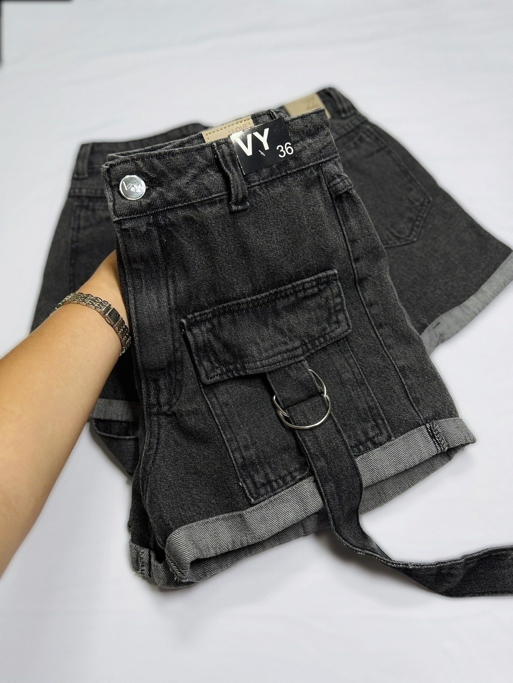 Short Jeans Feminino Preto Cargo com Argola e Barra Dobrada Com Bolso