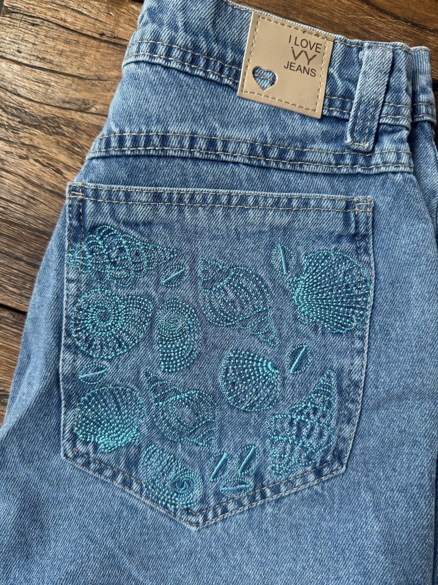 Short Jeans Feminino Mom Cintura Alta Conchas Bordadas no Bo