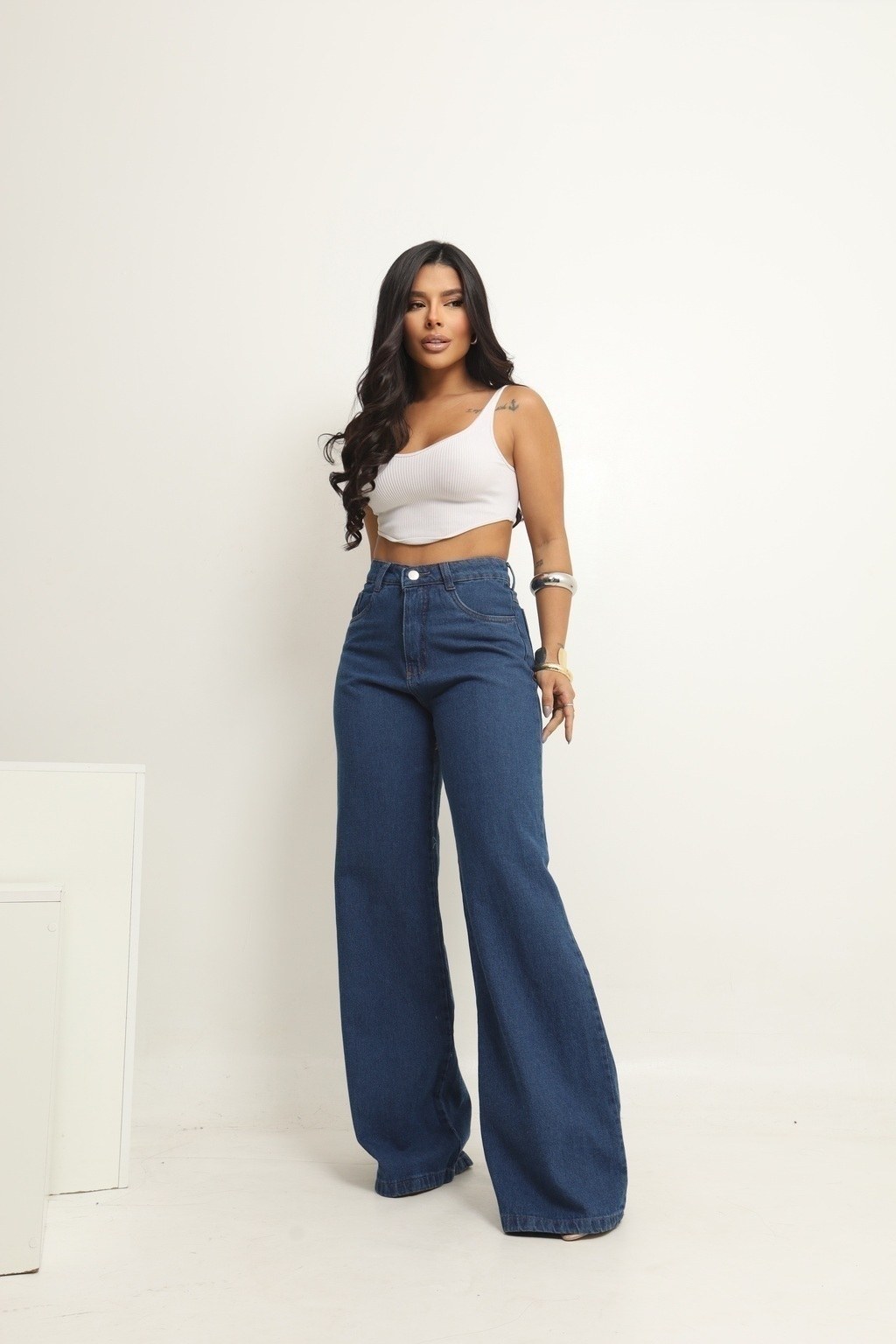 Calça Jeans Feminina Wide Leg Pedraria no Bolso Traseiro
