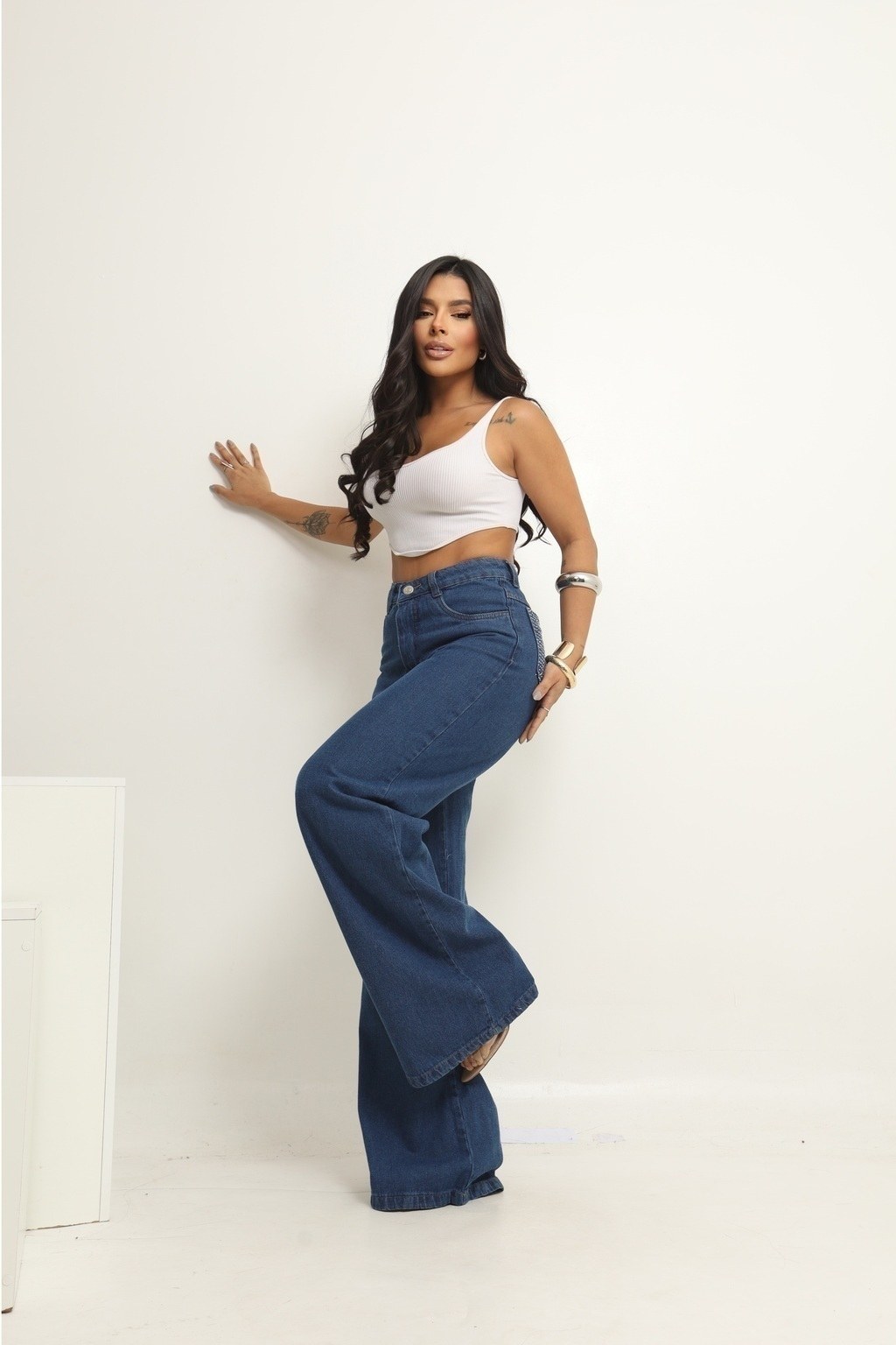 Calça Jeans Feminina Wide Leg Pedraria no Bolso Traseiro