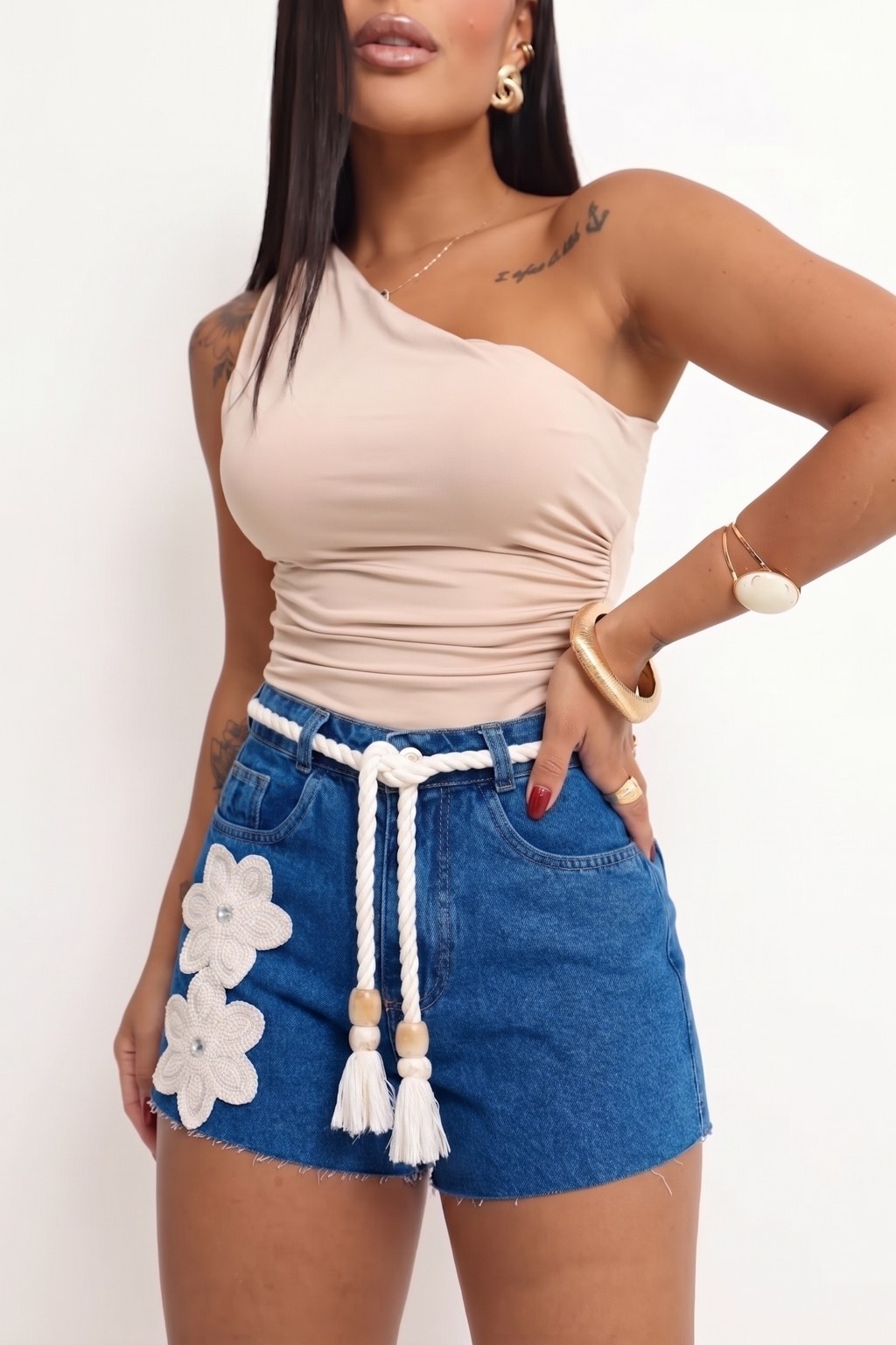 Short Jeans Feminino 2 Flores Trico Cinto de Corda Com Bolso