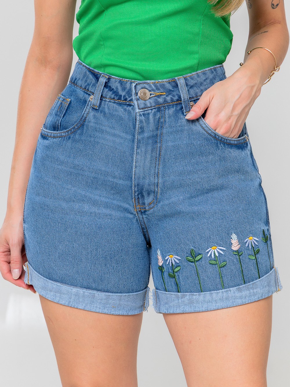Short Jeans Feminino Flores Em Cima da Barra Com Bigode Com Bolso