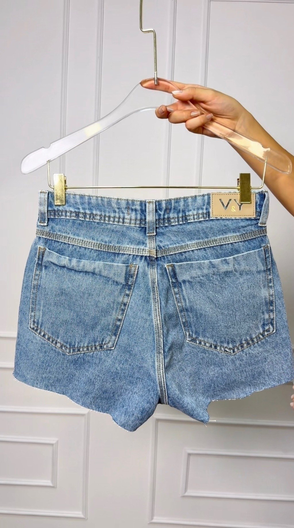 Short Jeans Feminino Duas Flores Bordadas Amarelas Com Bolso