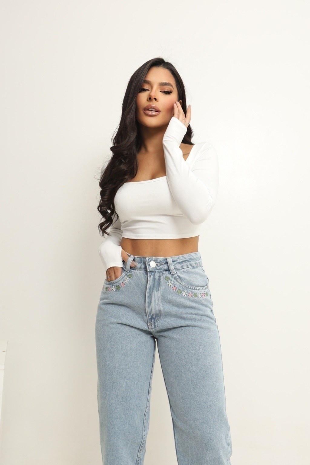 Calça Jeans Feminina Mom Flores no Bolso
