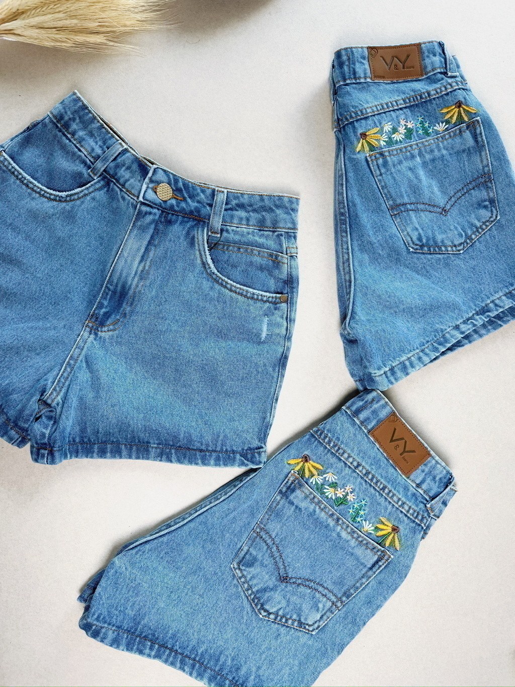Short Jeans Feminino Bordado Jardim Flores Em Cima do Bolso Traseiro Com Bolso