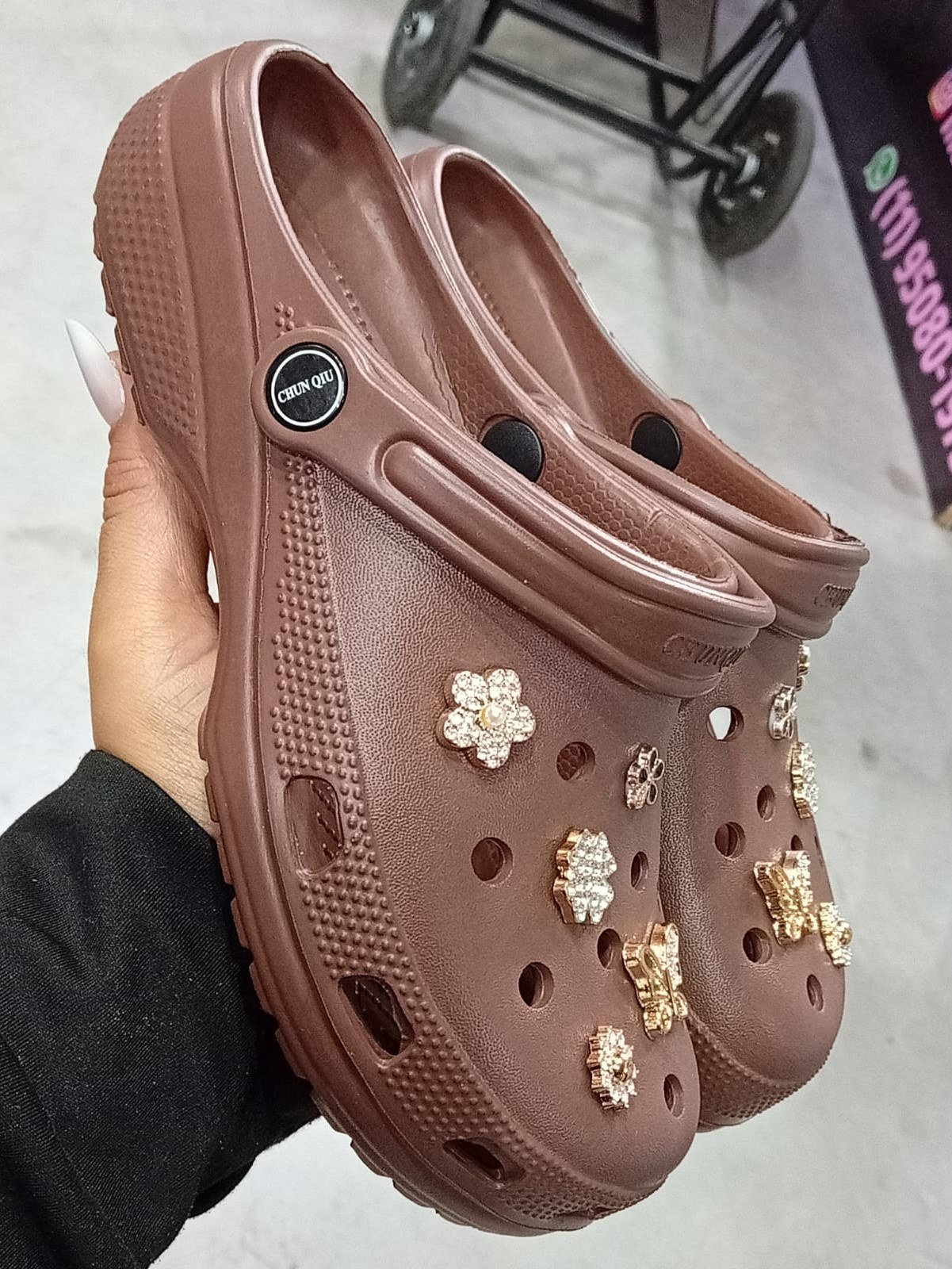 Crocs adulto acompanha acessórios aleatórios unissex