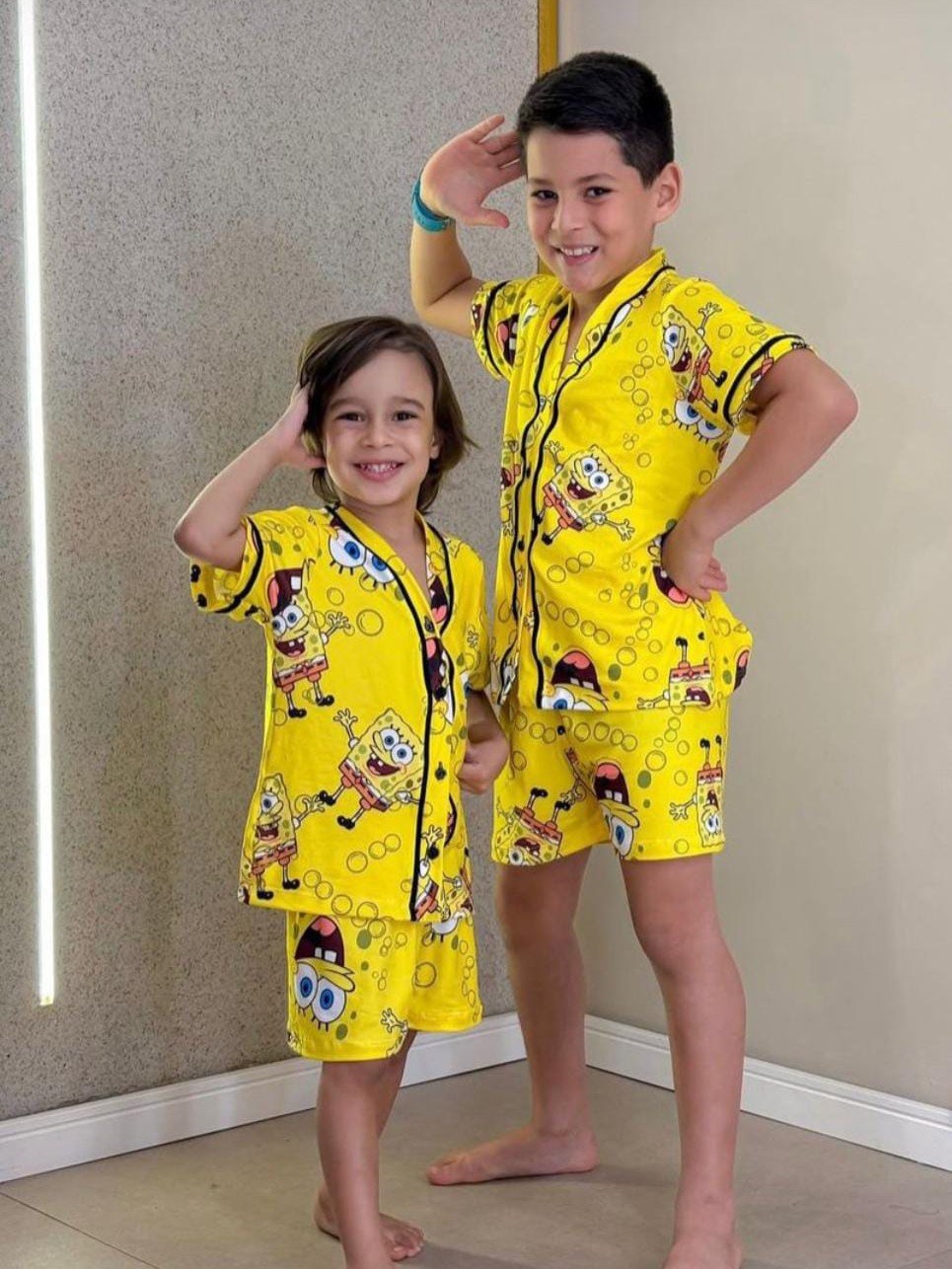 Pijama infantil com desenho de personagens