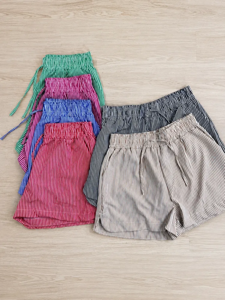 SHORTS LISTRINHA