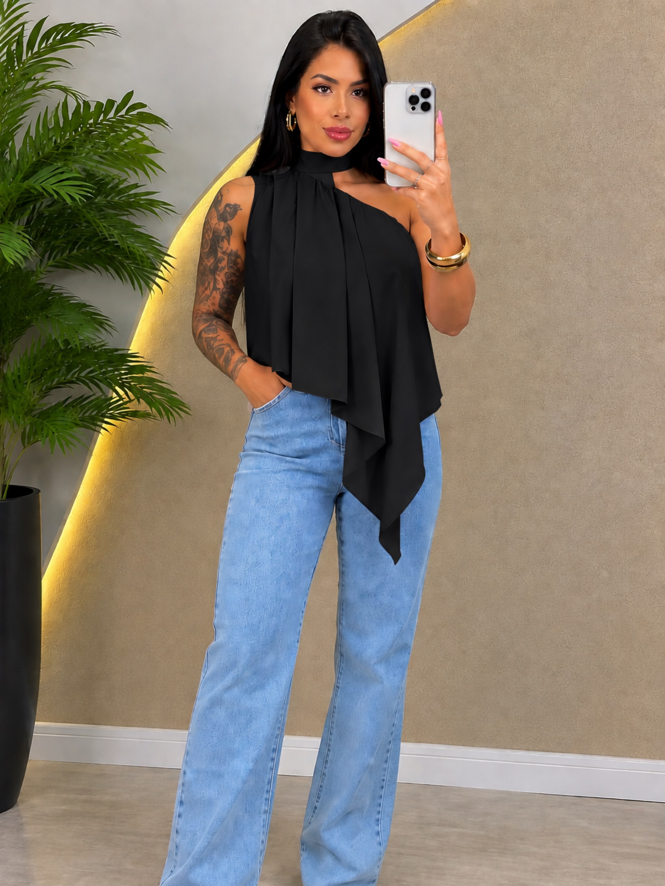 Blusa Assimétrica de gola com ponta