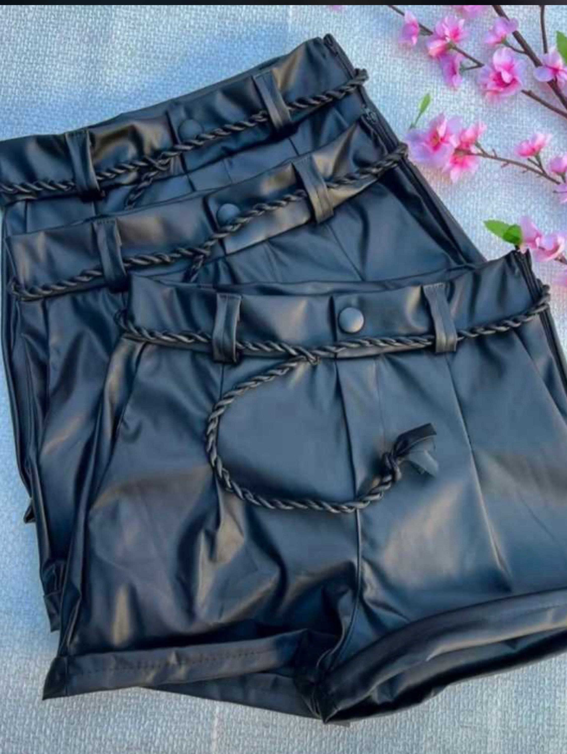 Short cordinha couro fake