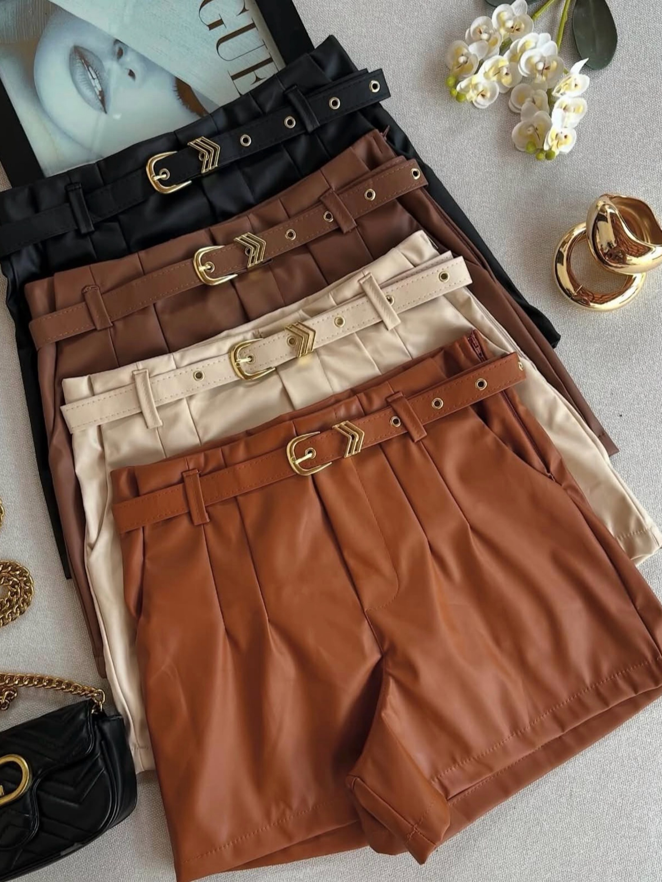 Short couro fake com cinto